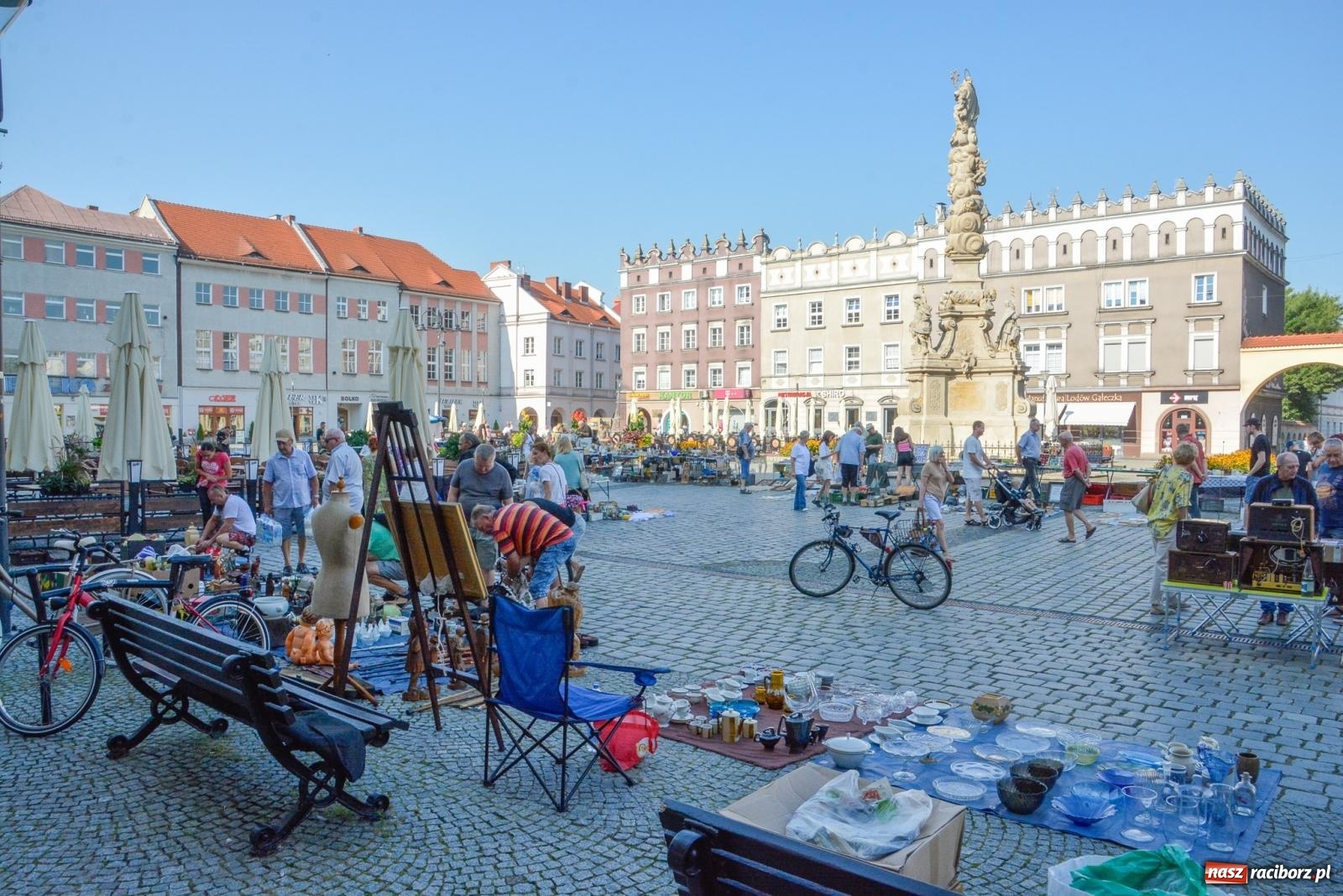 Zdjęcie w galerii na portalu naszraciborz.pl: Kupię młode panny, każdą ilość. Starocie i antyki przeniosły się na Rynek [FOTO i WIDEO] wiadomości z regionu