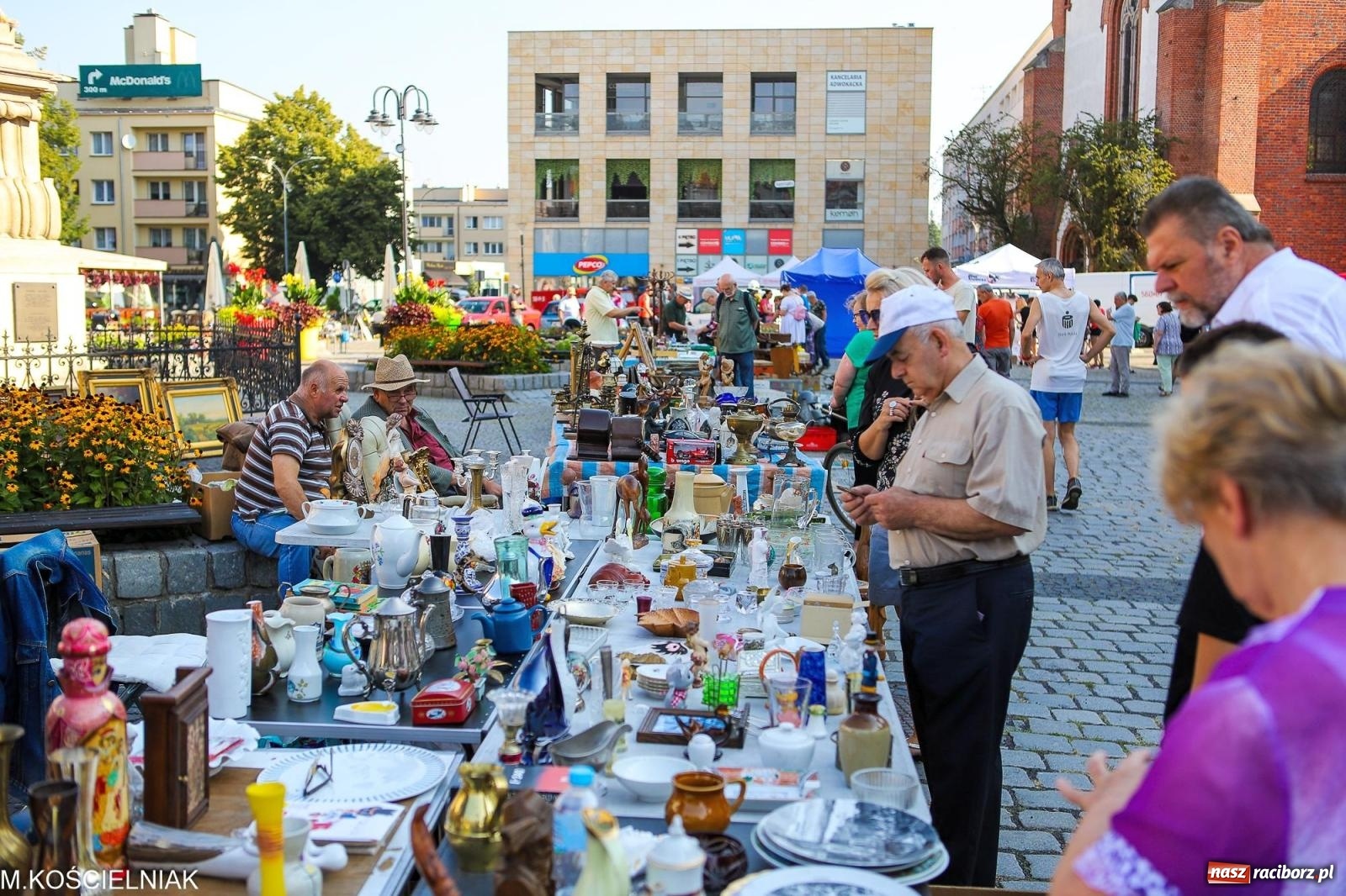 Zdjęcie w galerii na portalu naszraciborz.pl: Kupię młode panny, każdą ilość. Starocie i antyki przeniosły się na Rynek [FOTO i WIDEO] wiadomości z regionu