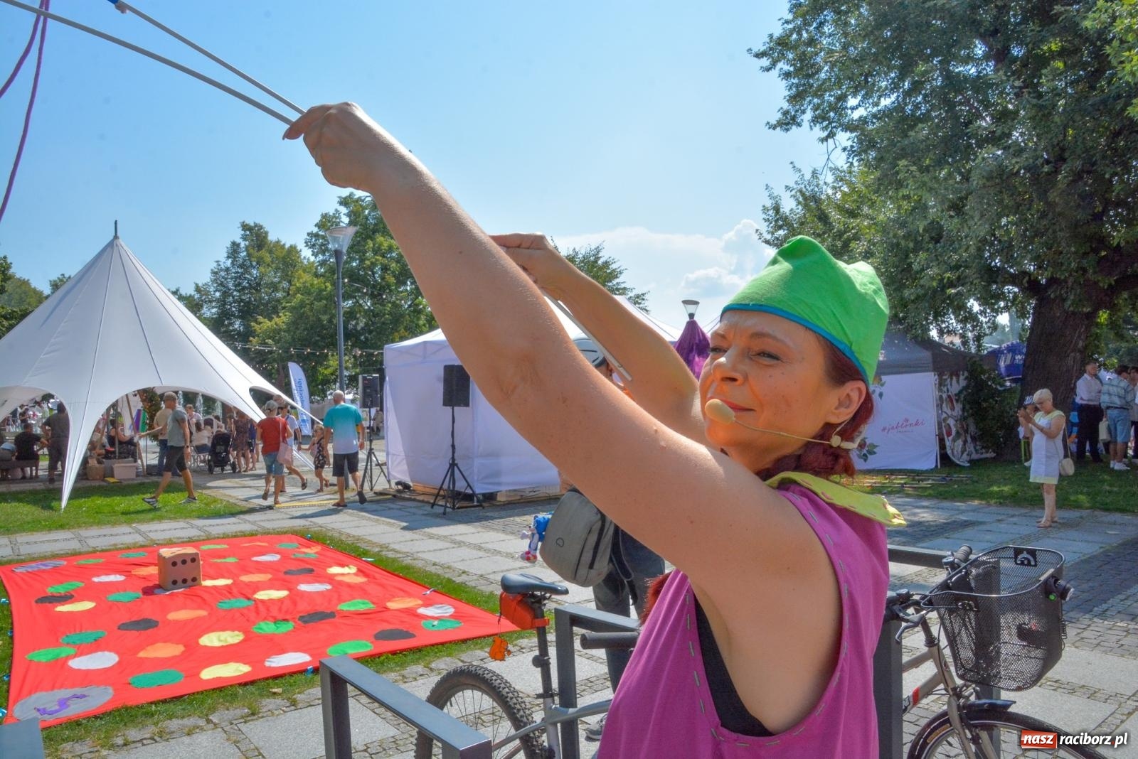 Zdjęcie w galerii na portalu naszraciborz.pl: Gramy i sadzimy. Festiwal Jabłonki Swawole w Raciborzu wiadomości z regionu