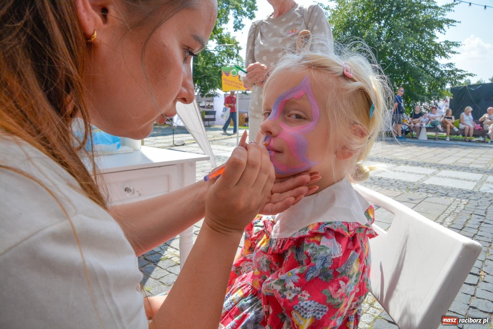 Zdjęcie w galerii na portalu naszraciborz.pl: Gramy i sadzimy. Festiwal Jabłonki Swawole w Raciborzu wiadomości z regionu