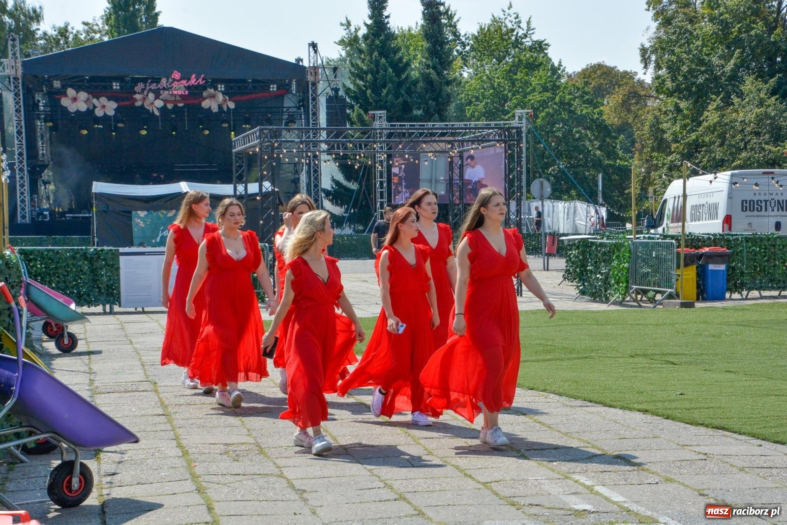 Zdjęcie w galerii na portalu naszraciborz.pl: Gramy i sadzimy. Festiwal Jabłonki Swawole w Raciborzu wiadomości z regionu