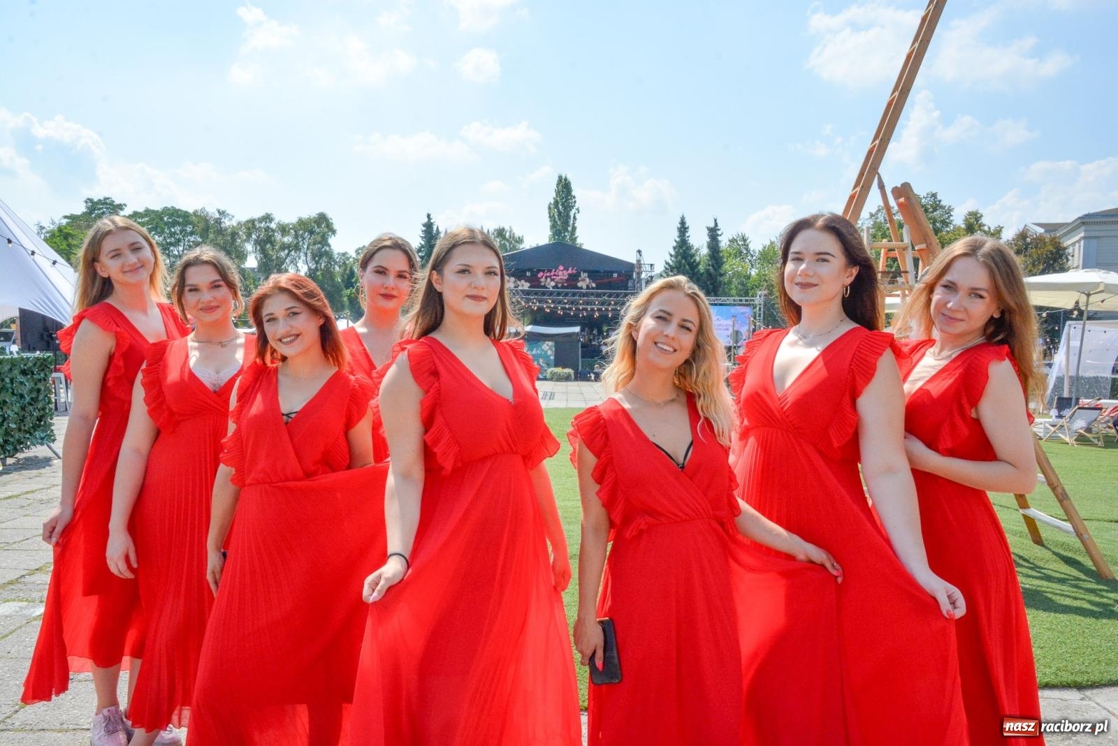 Zdjęcie w galerii na portalu naszraciborz.pl: Gramy i sadzimy. Festiwal Jabłonki Swawole w Raciborzu wiadomości z regionu