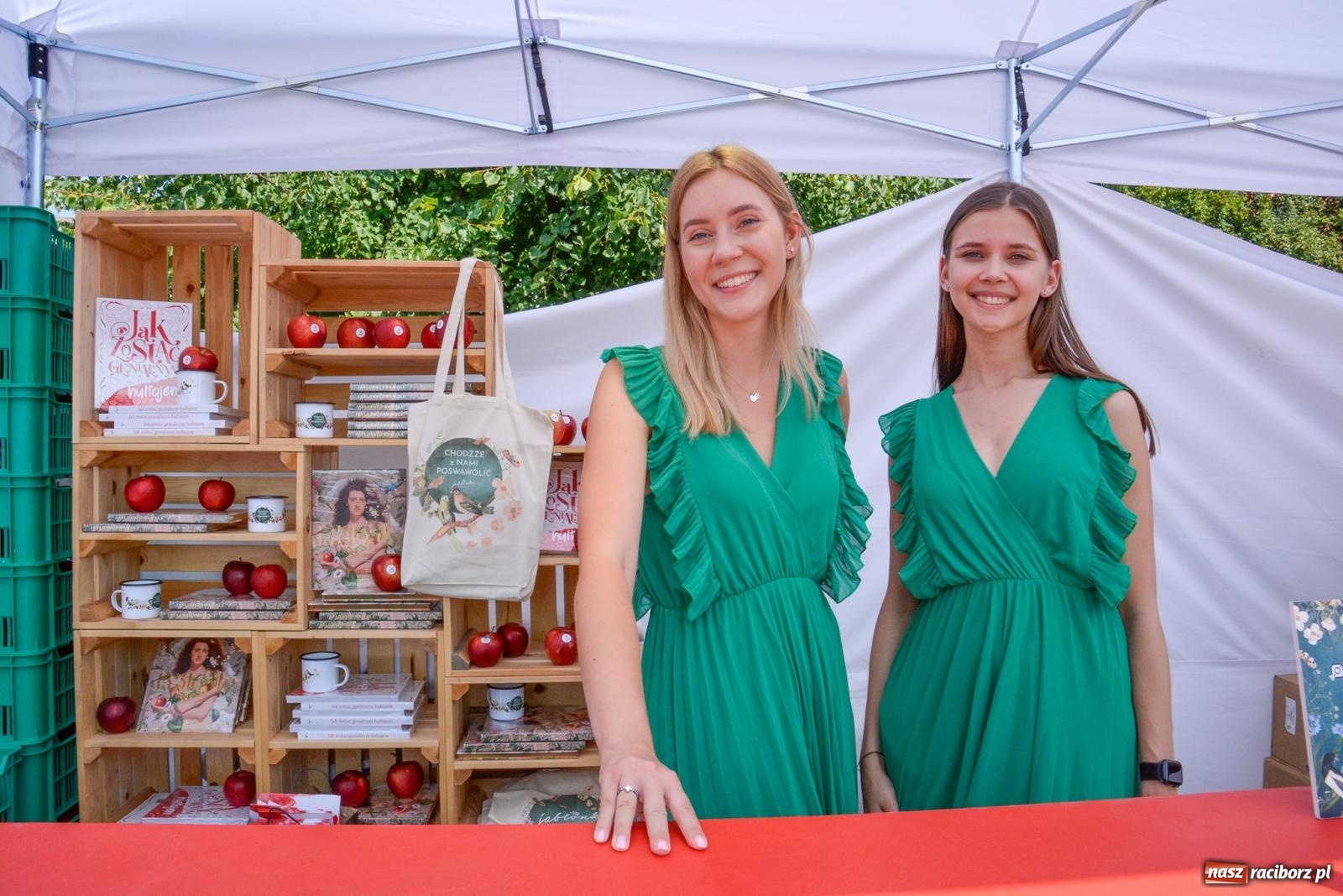 Zdjęcie w galerii na portalu naszraciborz.pl: Gramy i sadzimy. Festiwal Jabłonki Swawole w Raciborzu wiadomości z regionu