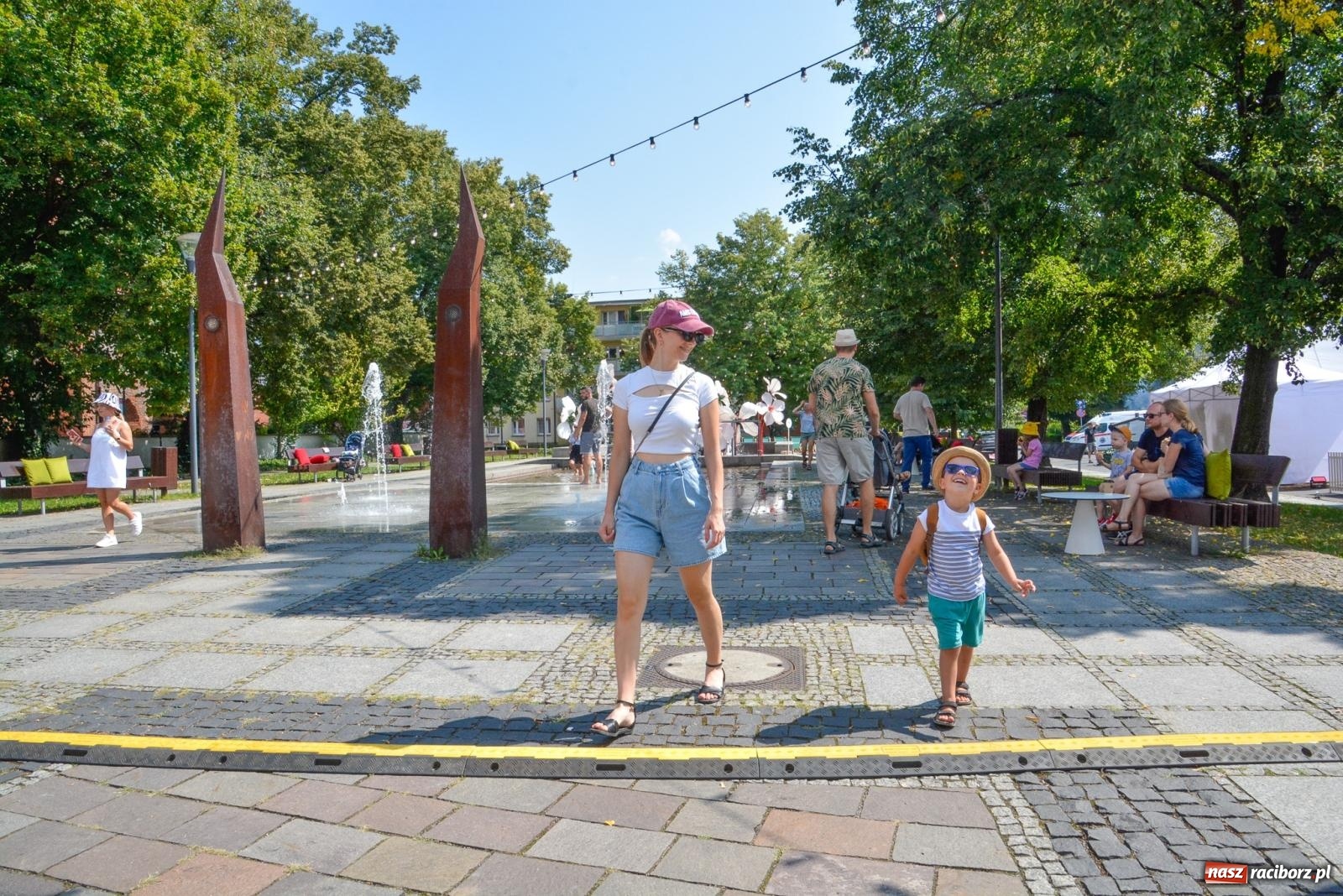 Zdjęcie w galerii na portalu naszraciborz.pl: Gramy i sadzimy. Festiwal Jabłonki Swawole w Raciborzu wiadomości z regionu