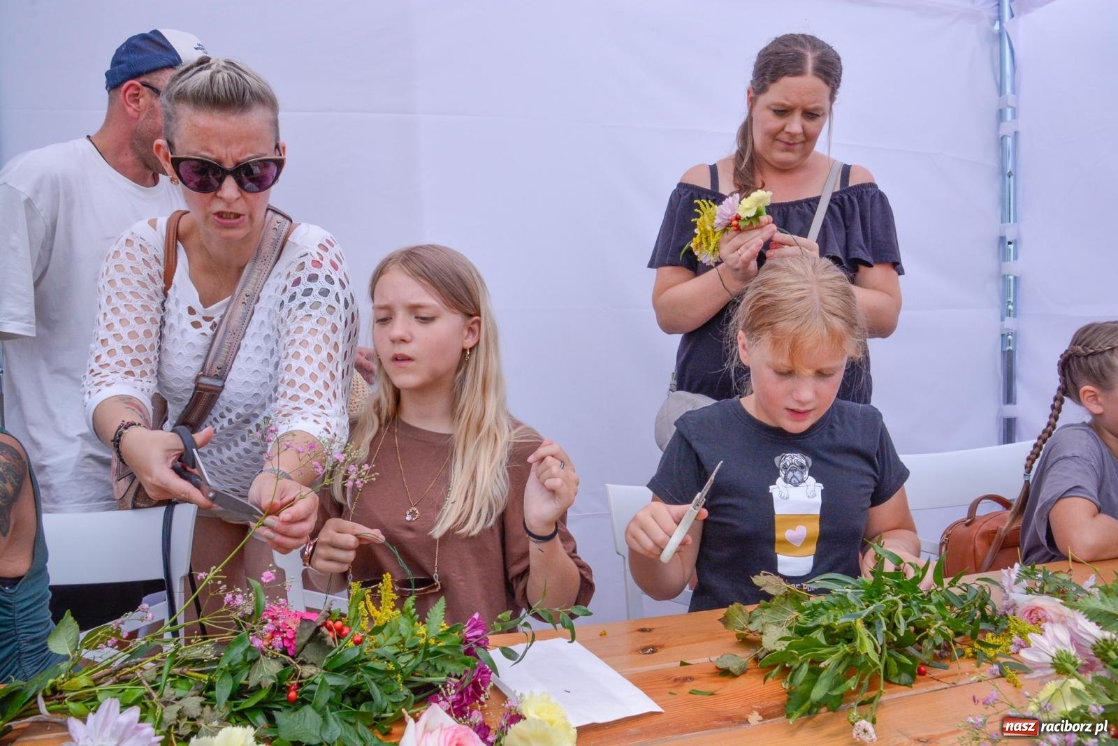 Zdjęcie w galerii na portalu naszraciborz.pl: Gramy i sadzimy. Festiwal Jabłonki Swawole w Raciborzu wiadomości z regionu