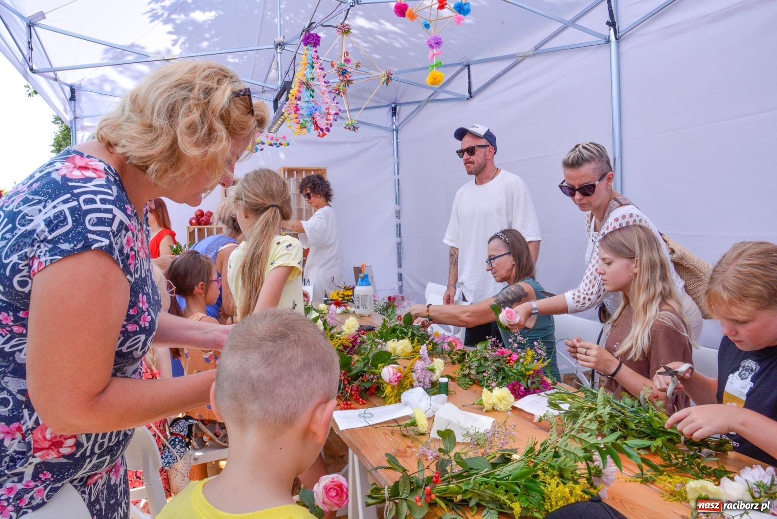 Zdjęcie w galerii na portalu naszraciborz.pl: Gramy i sadzimy. Festiwal Jabłonki Swawole w Raciborzu wiadomości z regionu