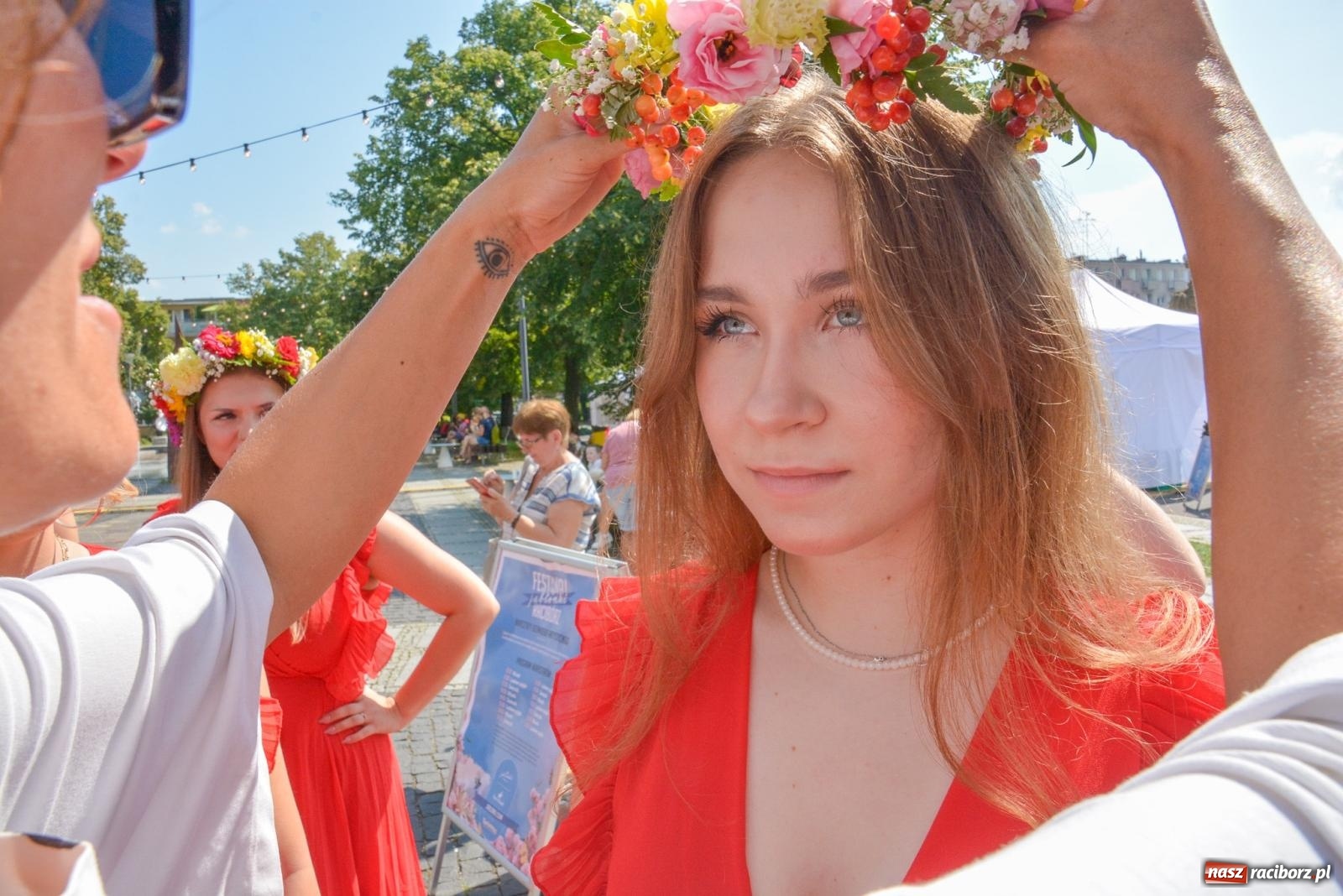 Zdjęcie w galerii na portalu naszraciborz.pl: Gramy i sadzimy. Festiwal Jabłonki Swawole w Raciborzu wiadomości z regionu