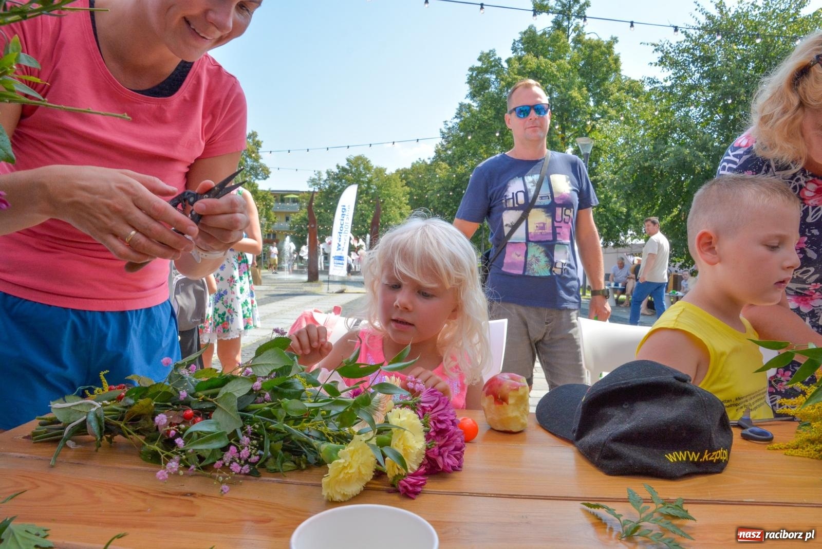 Zdjęcie w galerii na portalu naszraciborz.pl: Gramy i sadzimy. Festiwal Jabłonki Swawole w Raciborzu wiadomości z regionu