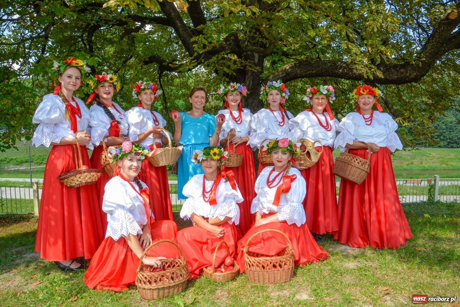 Zdjęcie w galerii na portalu naszraciborz.pl: Gramy i sadzimy. Festiwal Jabłonki Swawole w Raciborzu wiadomości z regionu