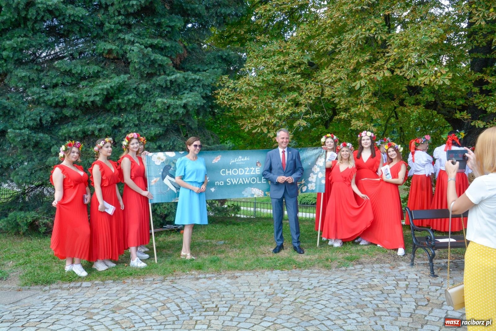 Zdjęcie w galerii na portalu naszraciborz.pl: Gramy i sadzimy. Festiwal Jabłonki Swawole w Raciborzu wiadomości z regionu