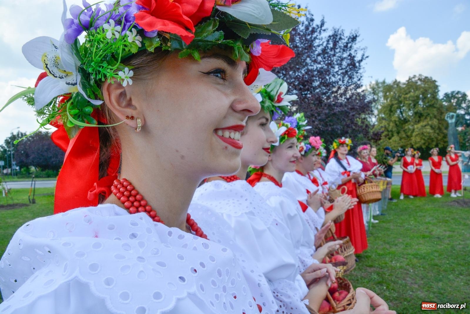 Zdjęcie w galerii na portalu naszraciborz.pl: Gramy i sadzimy. Festiwal Jabłonki Swawole w Raciborzu wiadomości z regionu