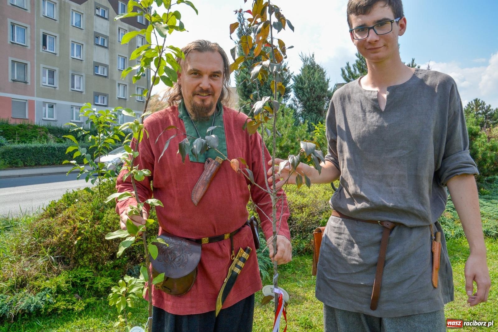 Zdjęcie w galerii na portalu naszraciborz.pl: Gramy i sadzimy. Festiwal Jabłonki Swawole w Raciborzu wiadomości z regionu