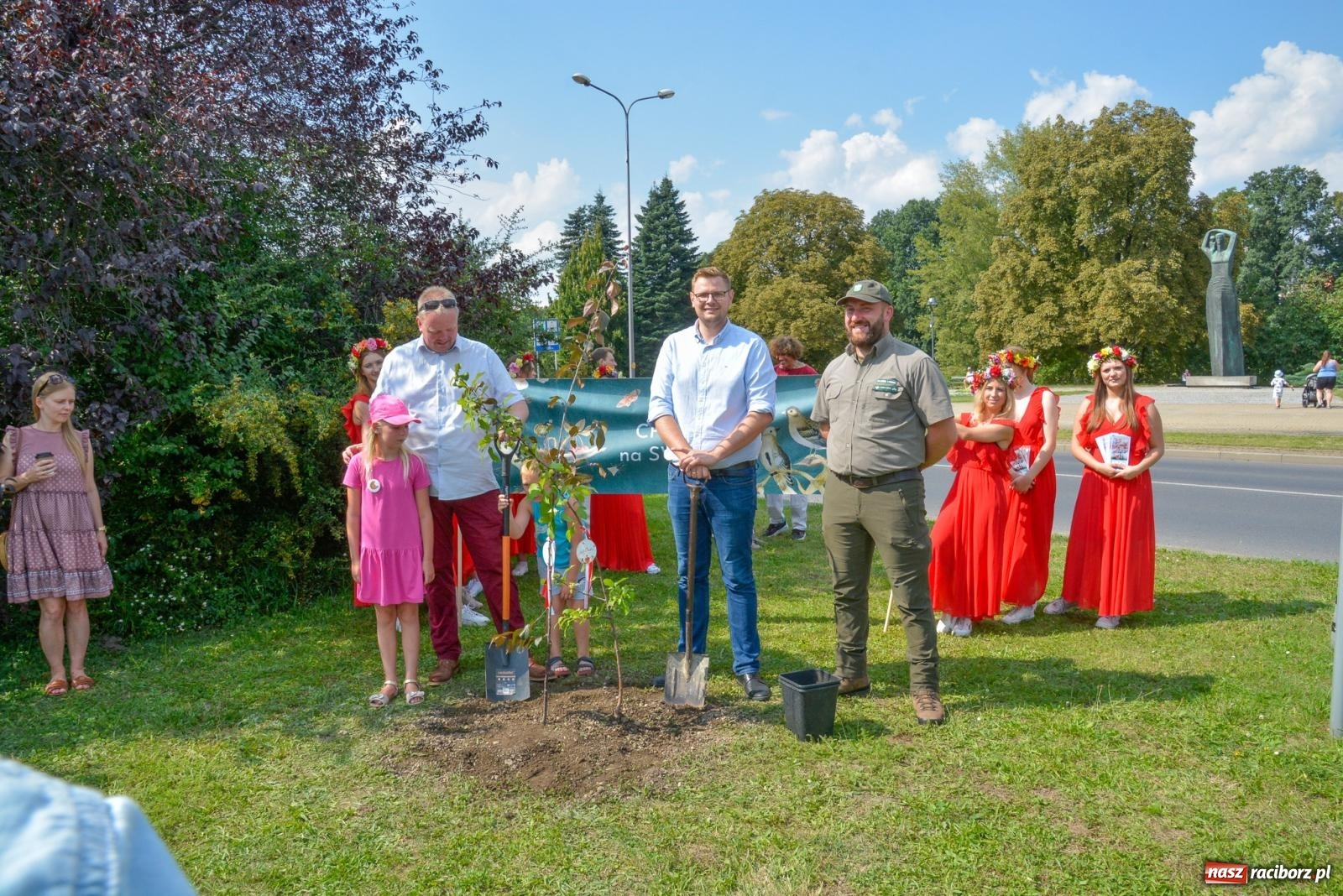 Zdjęcie w galerii na portalu naszraciborz.pl: Gramy i sadzimy. Festiwal Jabłonki Swawole w Raciborzu wiadomości z regionu