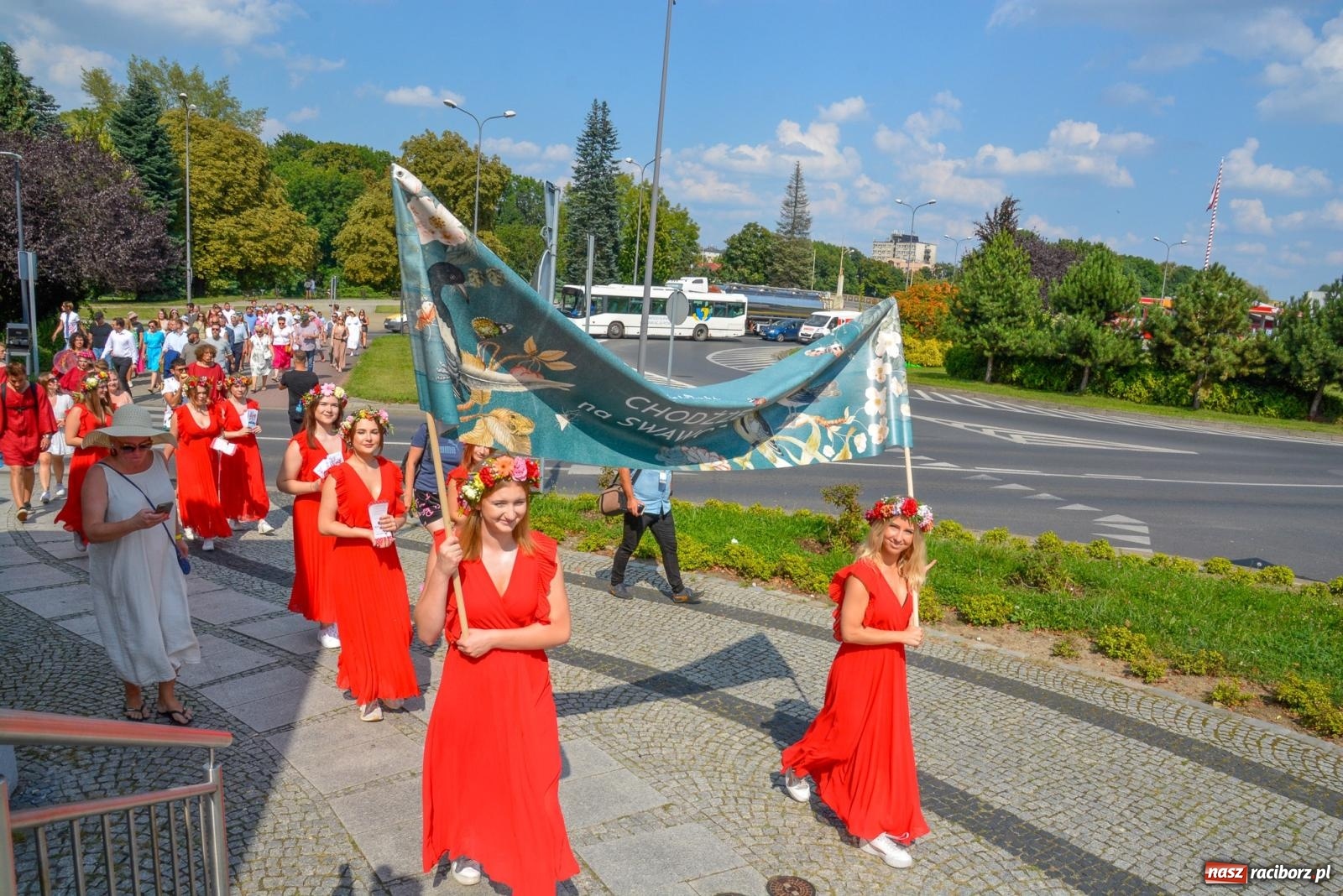 Zdjęcie w galerii na portalu naszraciborz.pl: Gramy i sadzimy. Festiwal Jabłonki Swawole w Raciborzu wiadomości z regionu