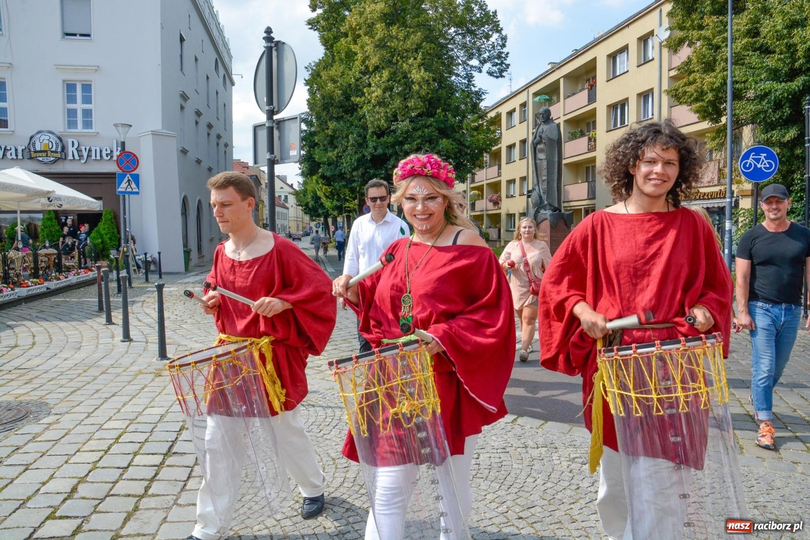 Zdjęcie w galerii na portalu naszraciborz.pl: Gramy i sadzimy. Festiwal Jabłonki Swawole w Raciborzu wiadomości z regionu
