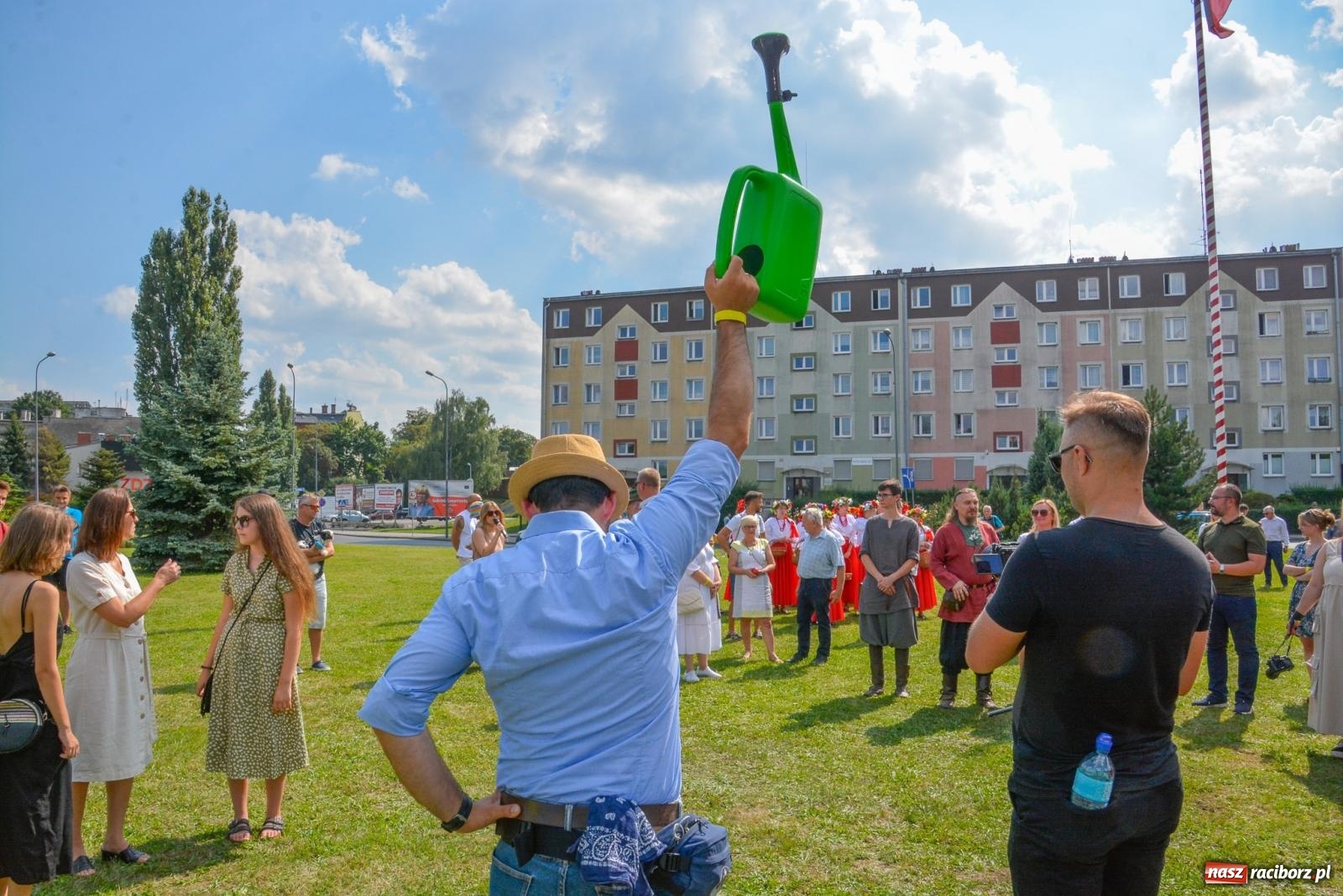 Zdjęcie w galerii na portalu naszraciborz.pl: Gramy i sadzimy. Festiwal Jabłonki Swawole w Raciborzu wiadomości z regionu