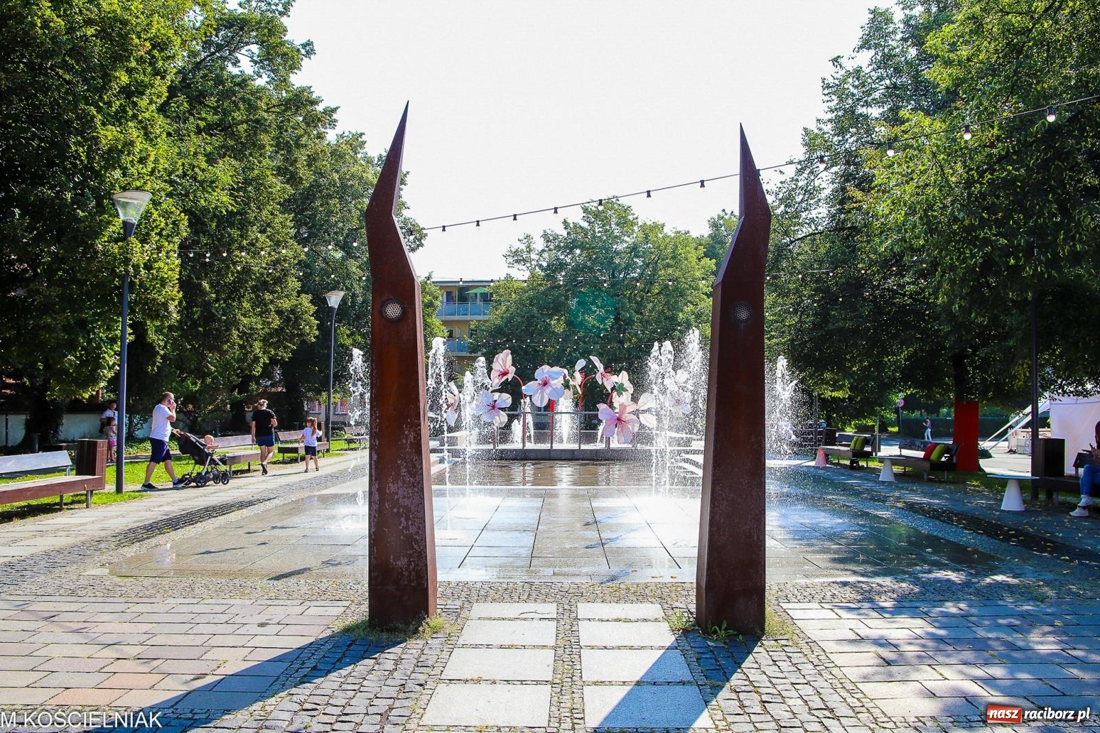 Zdjęcie w galerii na portalu naszraciborz.pl: Gramy i sadzimy. Festiwal Jabłonki Swawole w Raciborzu wiadomości z regionu