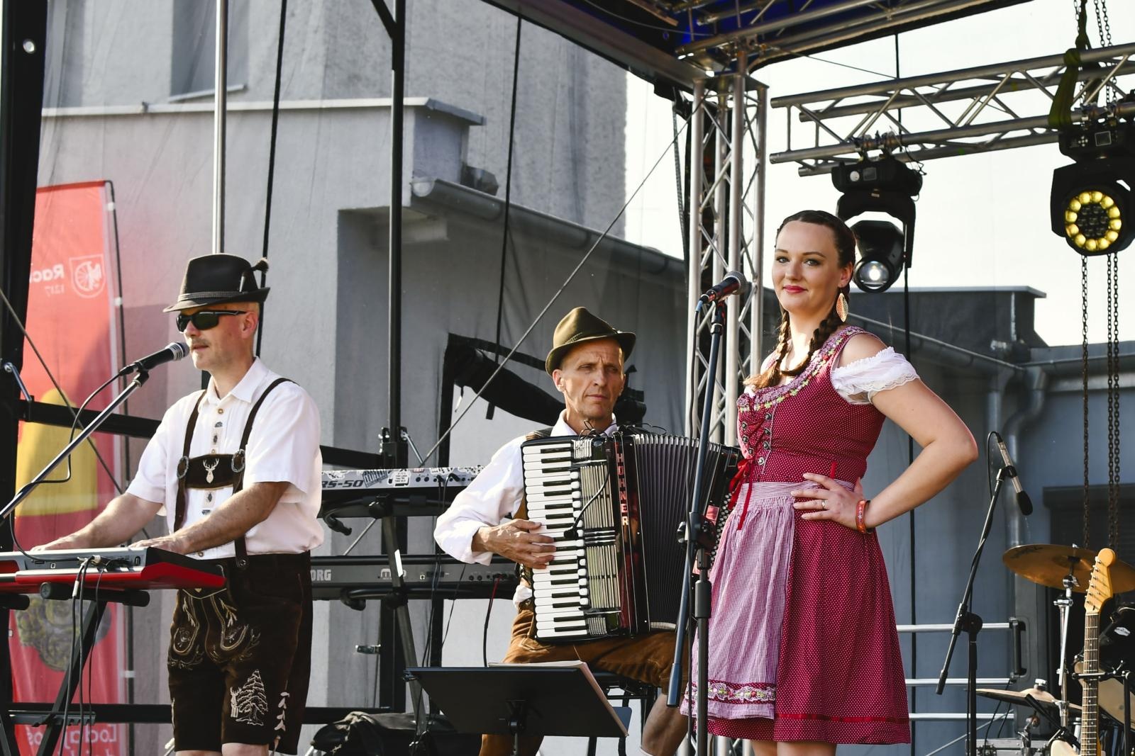 Zdjęcie w galerii na portalu naszraciborz.pl: Plejada gwiazd na festynie w Brzeziu [FOTO i WIDEO] wiadomości z regionu