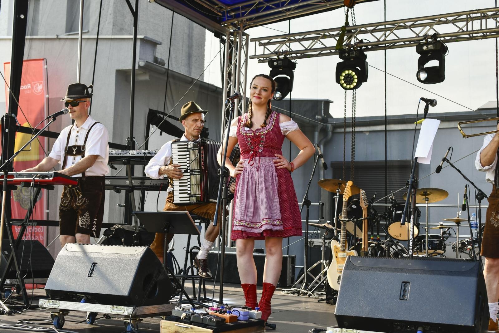 Zdjęcie w galerii na portalu naszraciborz.pl: Plejada gwiazd na festynie w Brzeziu [FOTO i WIDEO] wiadomości z regionu