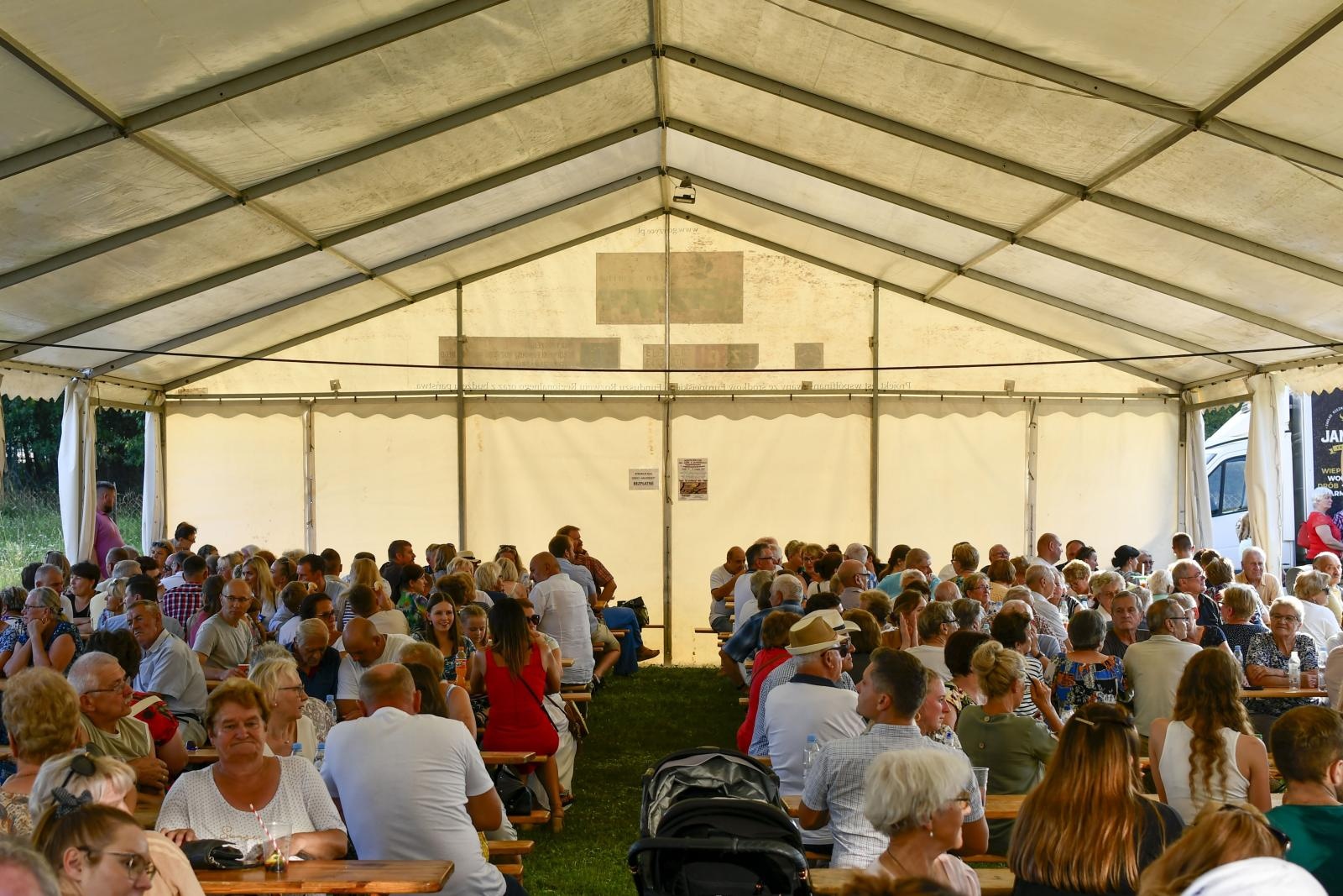 Zdjęcie w galerii na portalu naszraciborz.pl: Plejada gwiazd na festynie w Brzeziu [FOTO i WIDEO] wiadomości z regionu