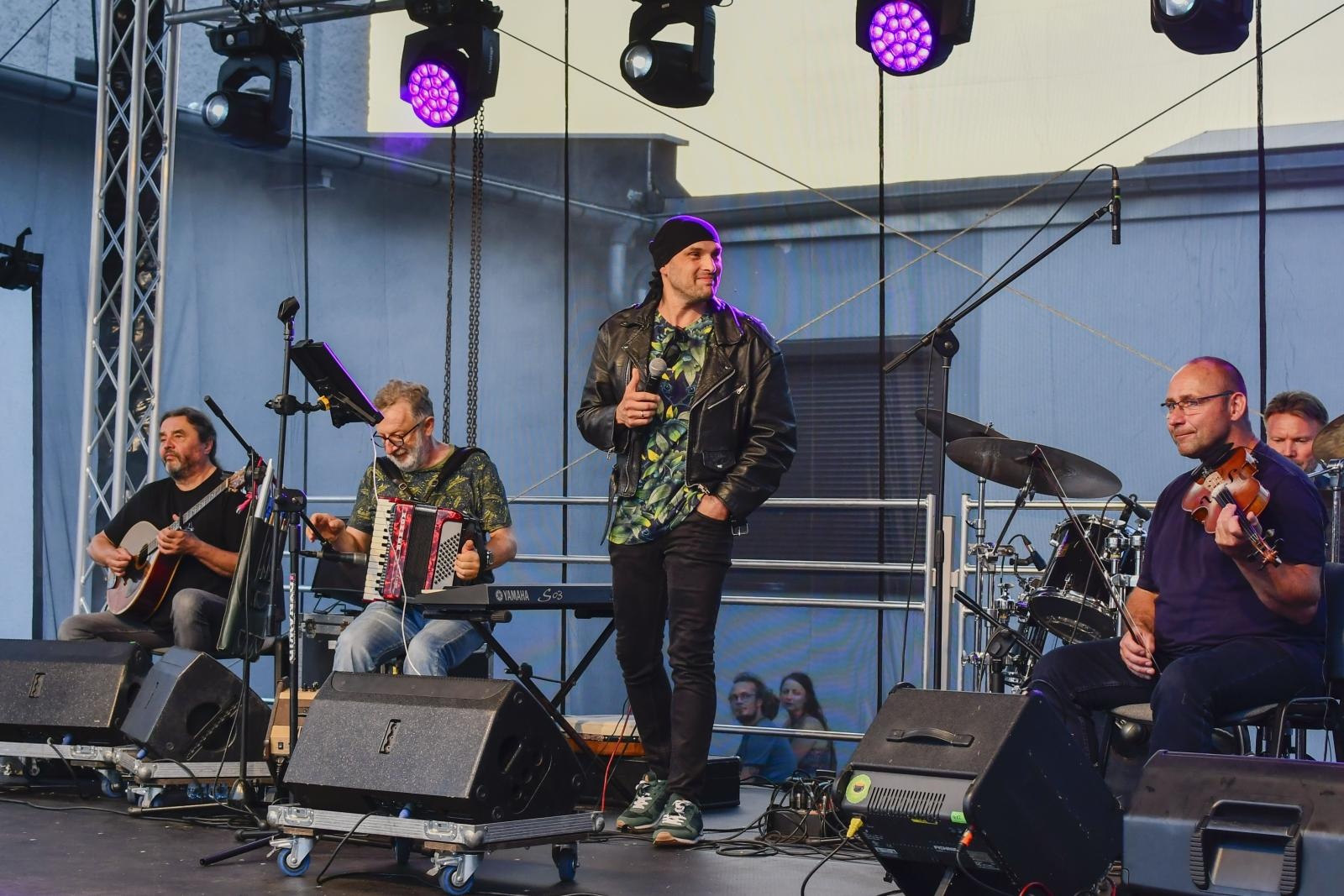 Zdjęcie w galerii na portalu naszraciborz.pl: Plejada gwiazd na festynie w Brzeziu [FOTO i WIDEO] wiadomości z regionu