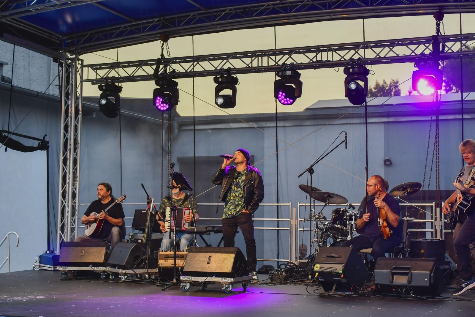 Zdjęcie w galerii na portalu naszraciborz.pl: Plejada gwiazd na festynie w Brzeziu [FOTO i WIDEO] wiadomości z regionu