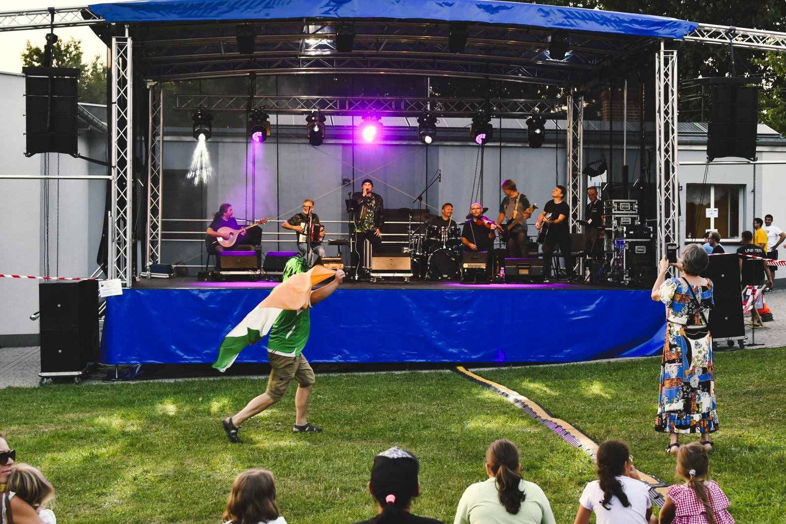 Zdjęcie w galerii na portalu naszraciborz.pl: Plejada gwiazd na festynie w Brzeziu [FOTO i WIDEO] wiadomości z regionu