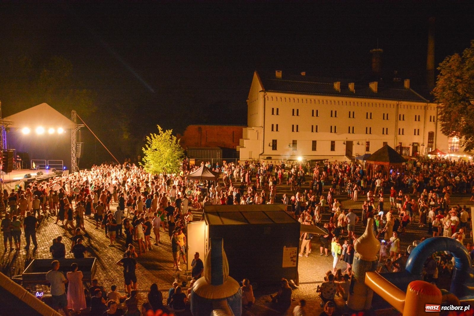 Zdjęcie w galerii na portalu naszraciborz.pl: B.R.O zapełnił nocą zamkowy dziedziniec [FOTO i WIDEO] wiadomości z regionu