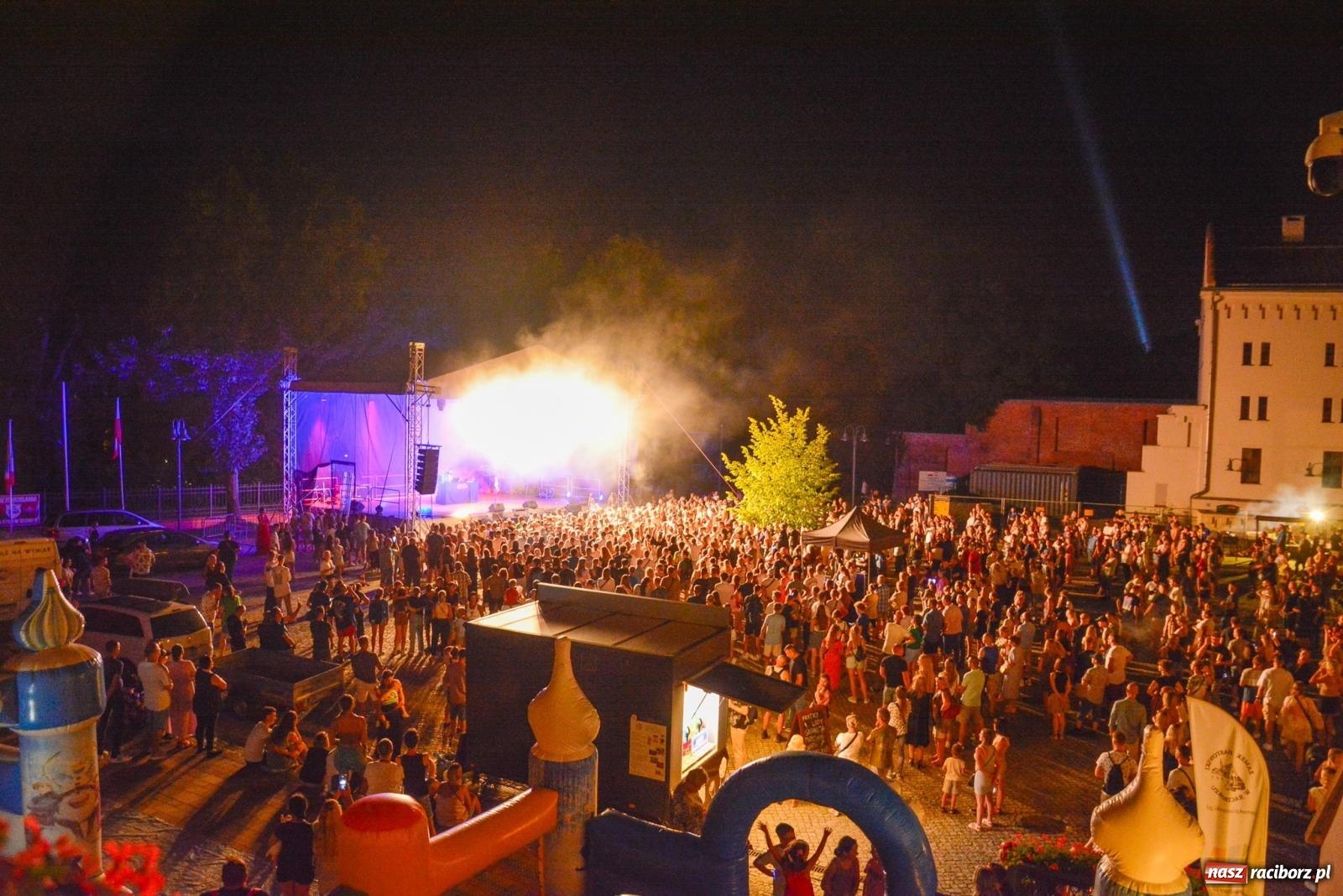 Zdjęcie w galerii na portalu naszraciborz.pl: B.R.O zapełnił nocą zamkowy dziedziniec [FOTO i WIDEO] wiadomości z regionu