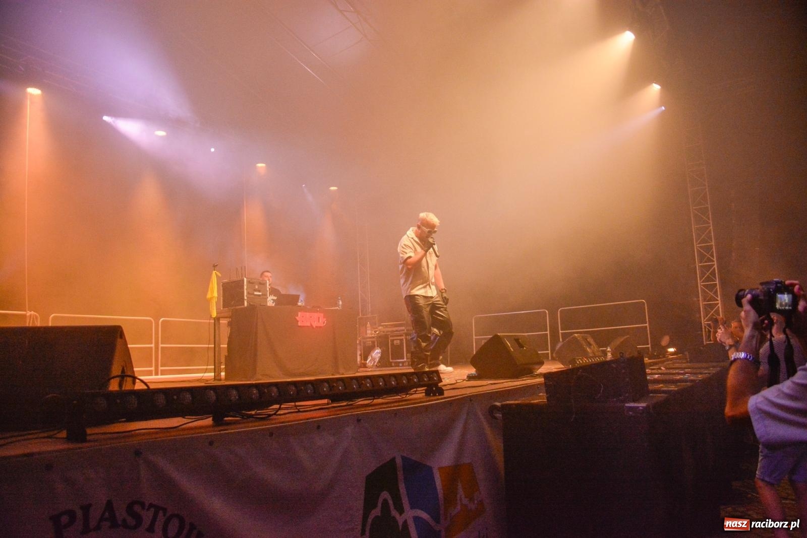 Zdjęcie w galerii na portalu naszraciborz.pl: B.R.O zapełnił nocą zamkowy dziedziniec [FOTO i WIDEO] wiadomości z regionu