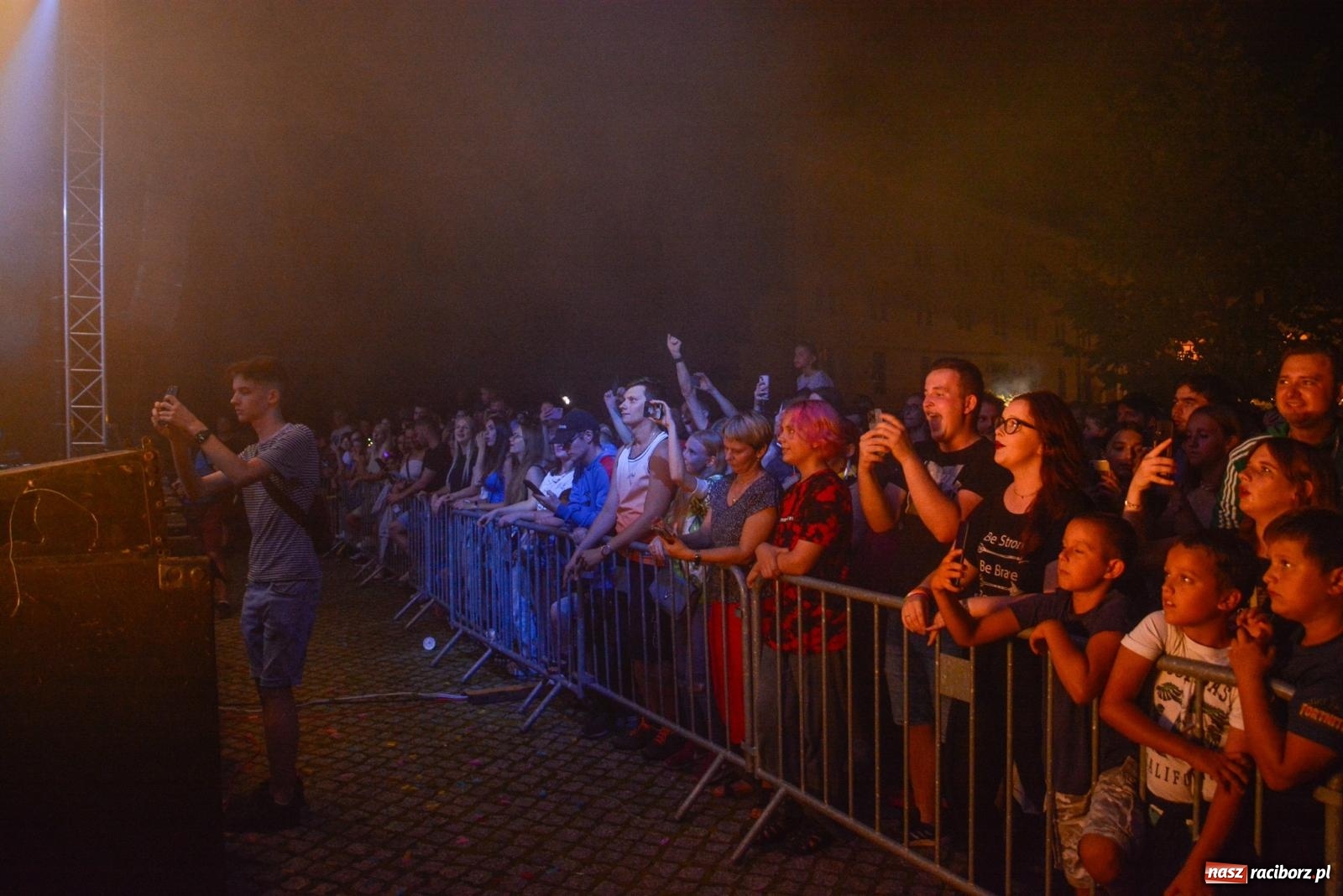 Zdjęcie w galerii na portalu naszraciborz.pl: B.R.O zapełnił nocą zamkowy dziedziniec [FOTO i WIDEO] wiadomości z regionu