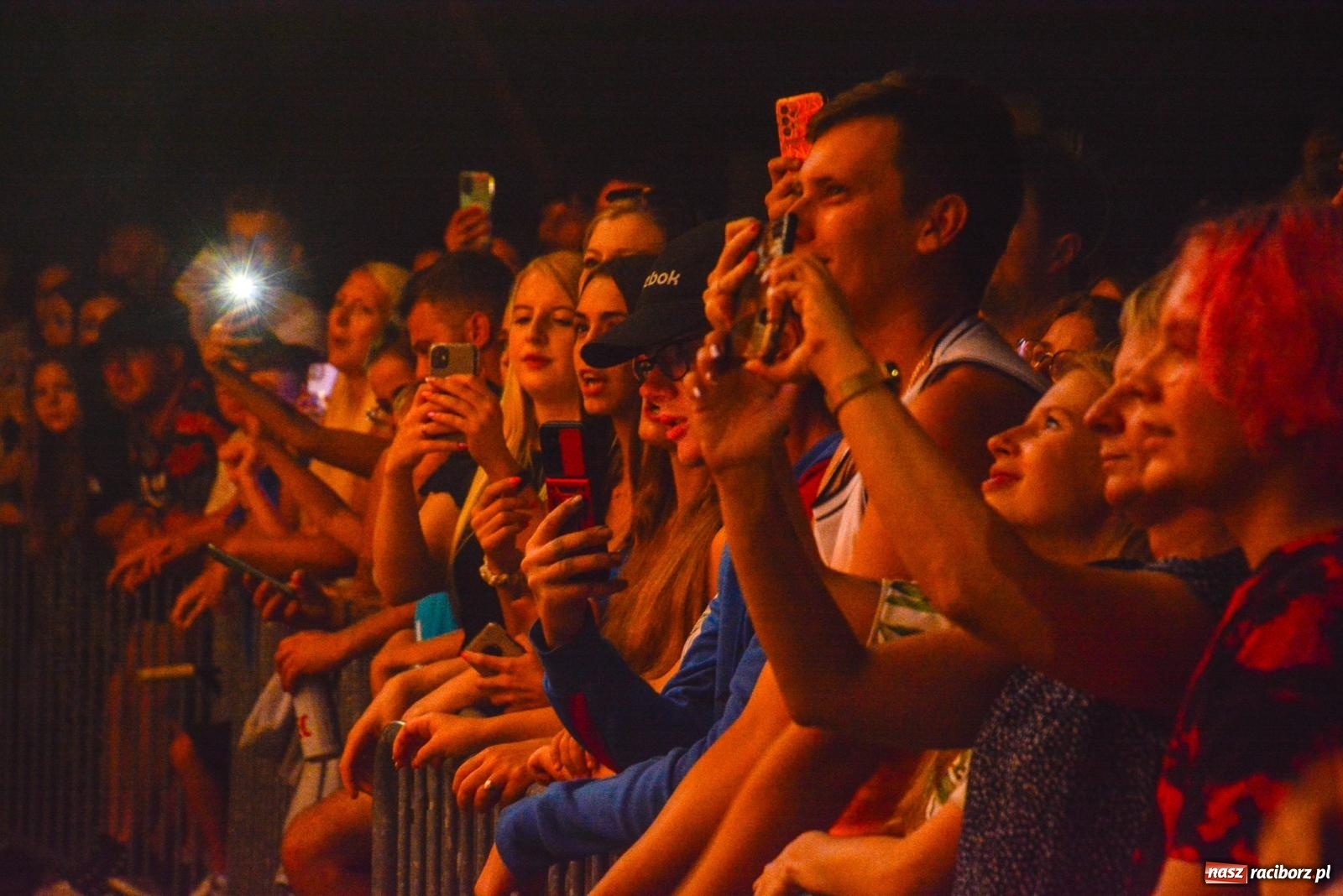 Zdjęcie w galerii na portalu naszraciborz.pl: B.R.O zapełnił nocą zamkowy dziedziniec [FOTO i WIDEO] wiadomości z regionu
