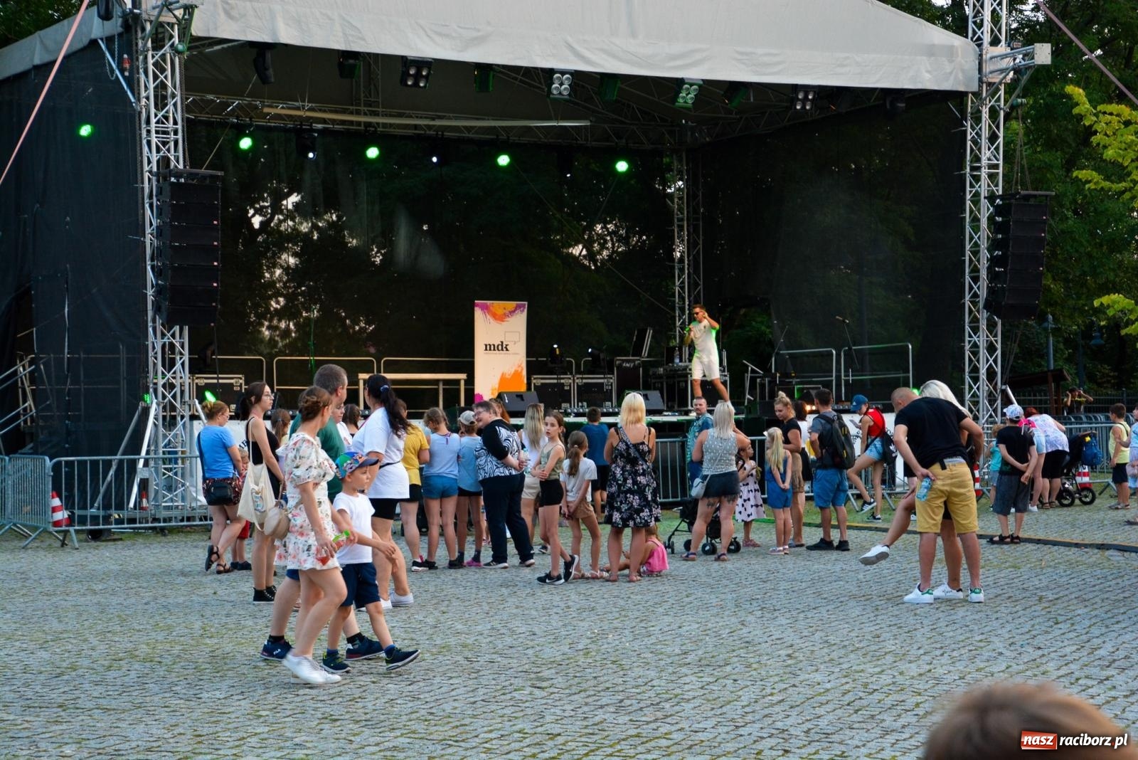 Zdjęcie w galerii na portalu naszraciborz.pl: B.R.O zapełnił nocą zamkowy dziedziniec [FOTO i WIDEO] wiadomości z regionu