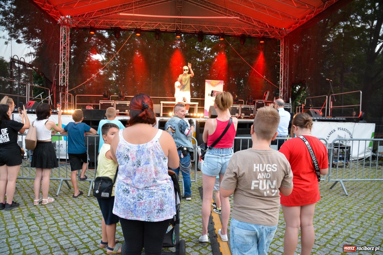 Zdjęcie w galerii na portalu naszraciborz.pl: B.R.O zapełnił nocą zamkowy dziedziniec [FOTO i WIDEO] wiadomości z regionu