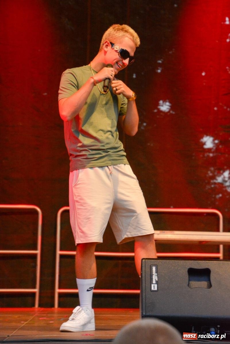 Zdjęcie w galerii na portalu naszraciborz.pl: B.R.O zapełnił nocą zamkowy dziedziniec [FOTO i WIDEO] wiadomości z regionu