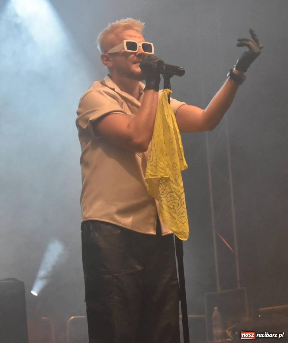 Zdjęcie w galerii na portalu naszraciborz.pl: B.R.O zapełnił nocą zamkowy dziedziniec [FOTO i WIDEO] wiadomości z regionu