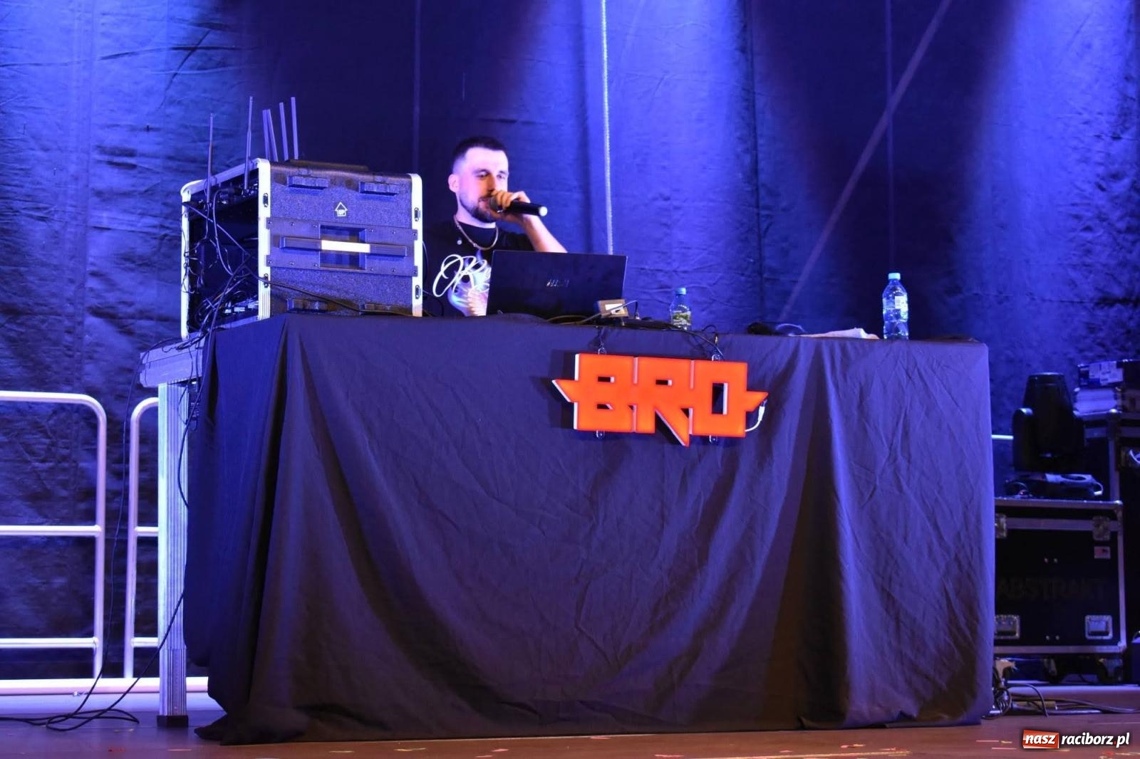 Zdjęcie w galerii na portalu naszraciborz.pl: B.R.O zapełnił nocą zamkowy dziedziniec [FOTO i WIDEO] wiadomości z regionu