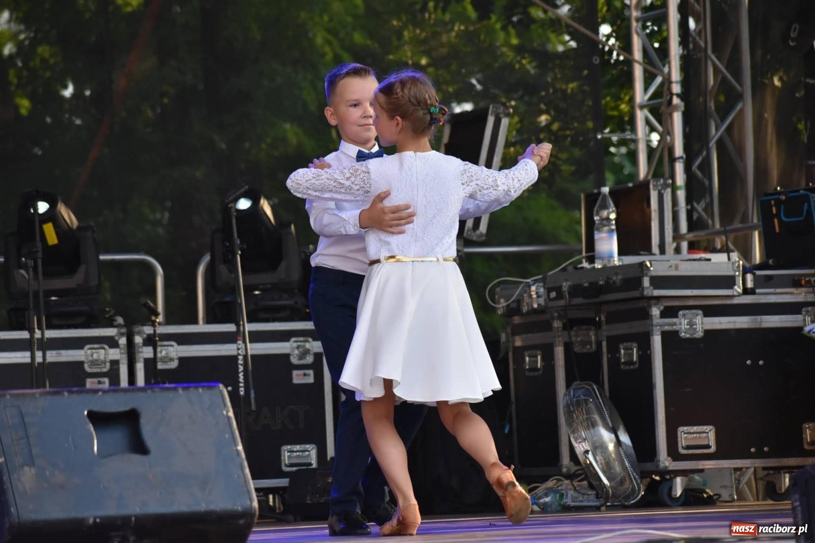 Zdjęcie w galerii na portalu naszraciborz.pl: B.R.O zapełnił nocą zamkowy dziedziniec [FOTO i WIDEO] wiadomości z regionu