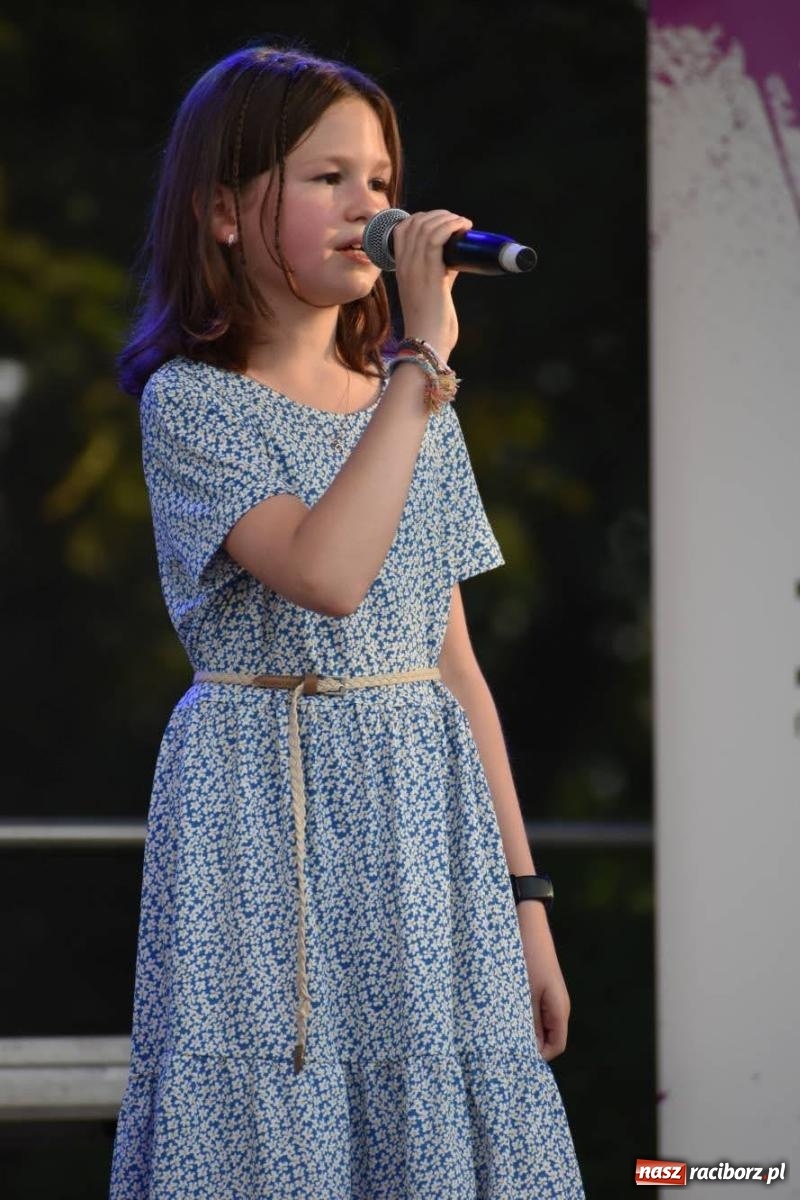 Zdjęcie w galerii na portalu naszraciborz.pl: B.R.O zapełnił nocą zamkowy dziedziniec [FOTO i WIDEO] wiadomości z regionu