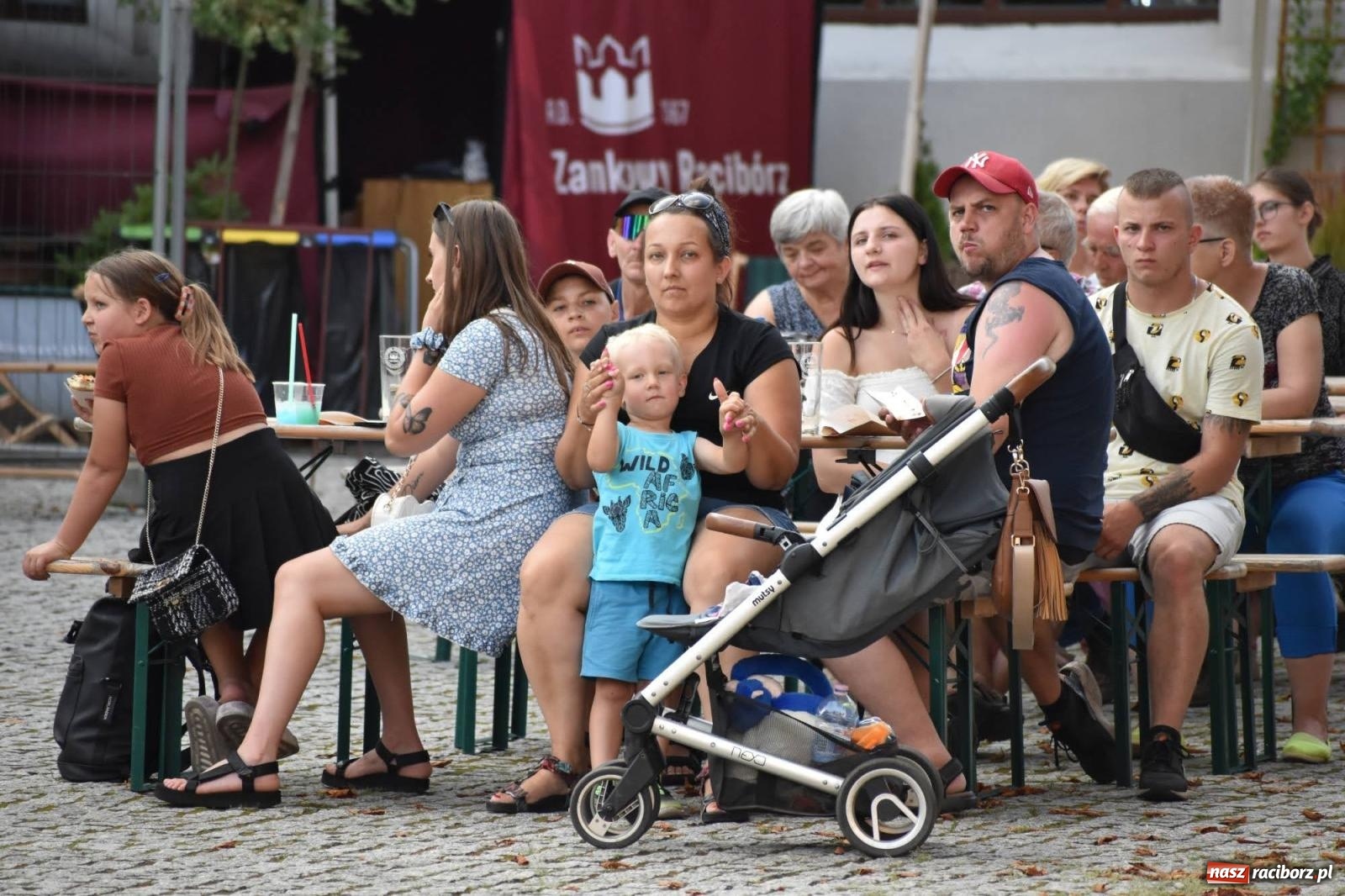Zdjęcie w galerii na portalu naszraciborz.pl: B.R.O zapełnił nocą zamkowy dziedziniec [FOTO i WIDEO] wiadomości z regionu