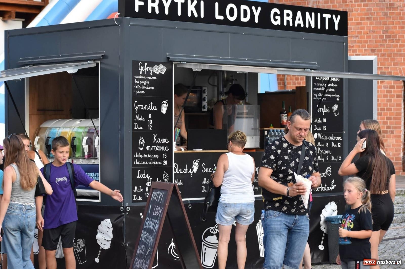 Zdjęcie w galerii na portalu naszraciborz.pl: B.R.O zapełnił nocą zamkowy dziedziniec [FOTO i WIDEO] wiadomości z regionu