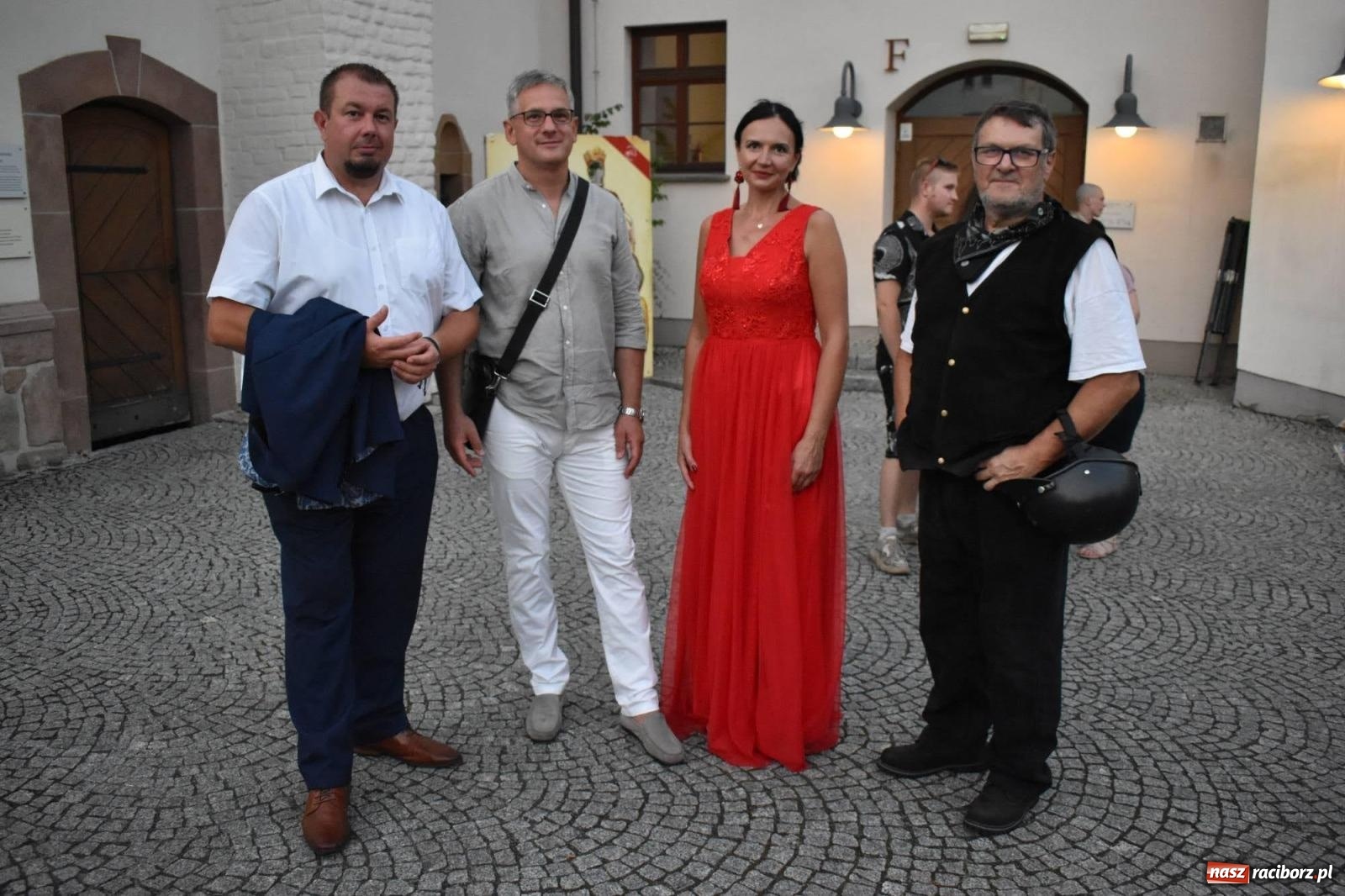 Zdjęcie w galerii na portalu naszraciborz.pl: B.R.O zapełnił nocą zamkowy dziedziniec [FOTO i WIDEO] wiadomości z regionu