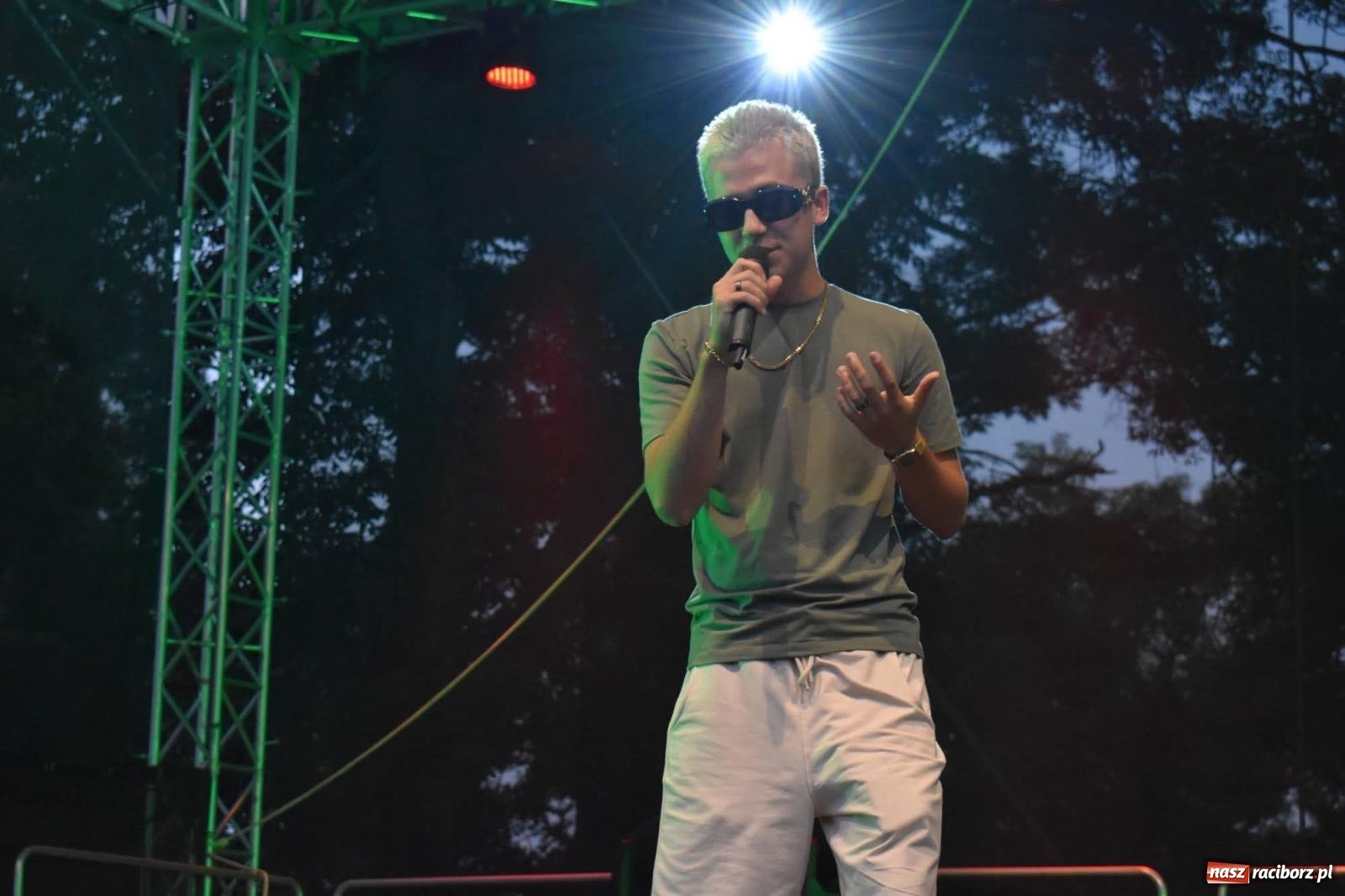 Zdjęcie w galerii na portalu naszraciborz.pl: B.R.O zapełnił nocą zamkowy dziedziniec [FOTO i WIDEO] wiadomości z regionu