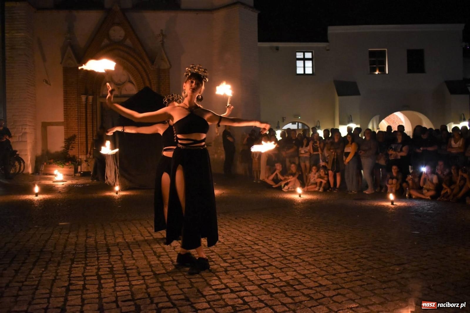 Zdjęcie w galerii na portalu naszraciborz.pl: B.R.O zapełnił nocą zamkowy dziedziniec [FOTO i WIDEO] wiadomości z regionu