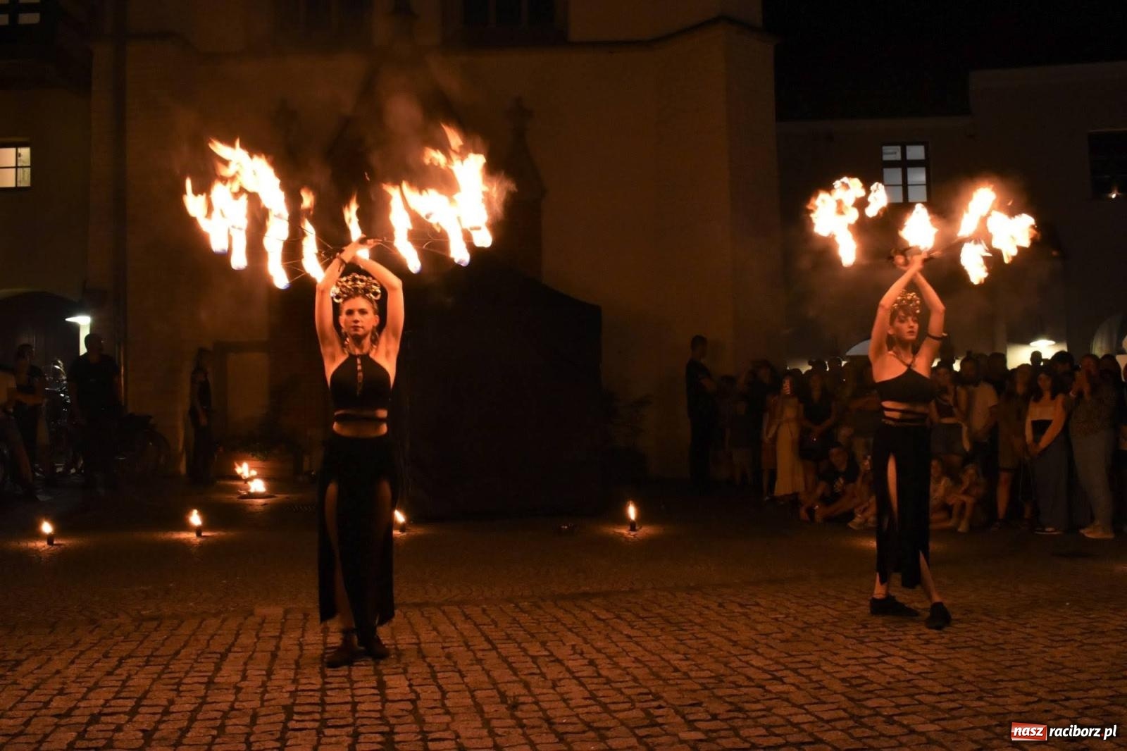 Zdjęcie w galerii na portalu naszraciborz.pl: B.R.O zapełnił nocą zamkowy dziedziniec [FOTO i WIDEO] wiadomości z regionu