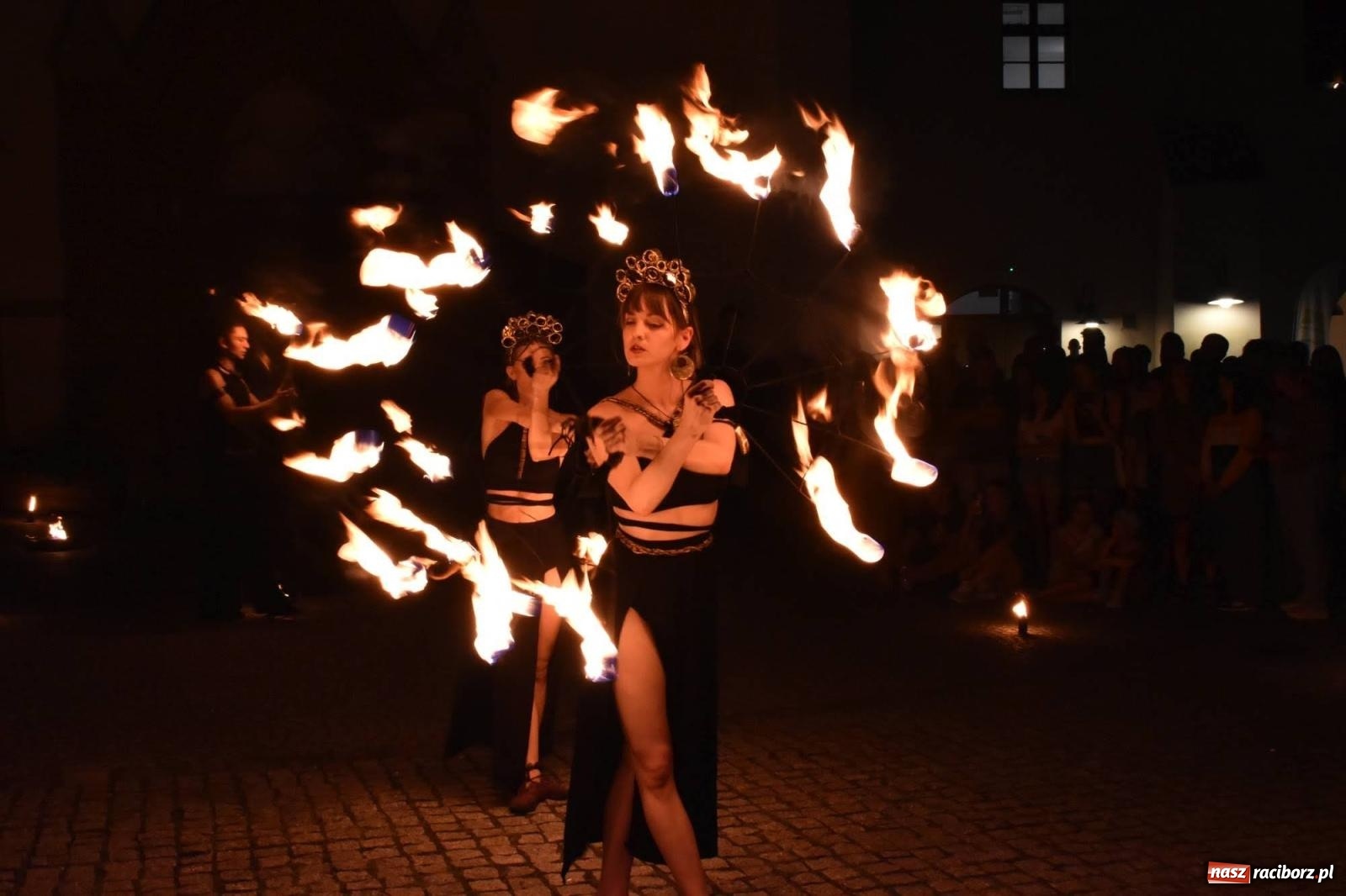 Zdjęcie w galerii na portalu naszraciborz.pl: B.R.O zapełnił nocą zamkowy dziedziniec [FOTO i WIDEO] wiadomości z regionu