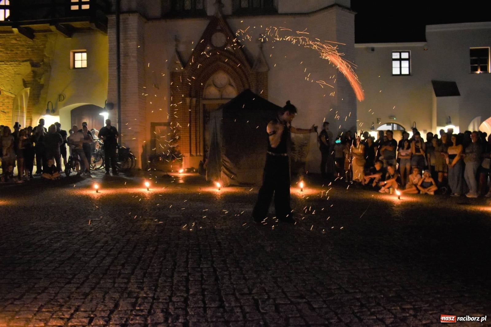 Zdjęcie w galerii na portalu naszraciborz.pl: B.R.O zapełnił nocą zamkowy dziedziniec [FOTO i WIDEO] wiadomości z regionu
