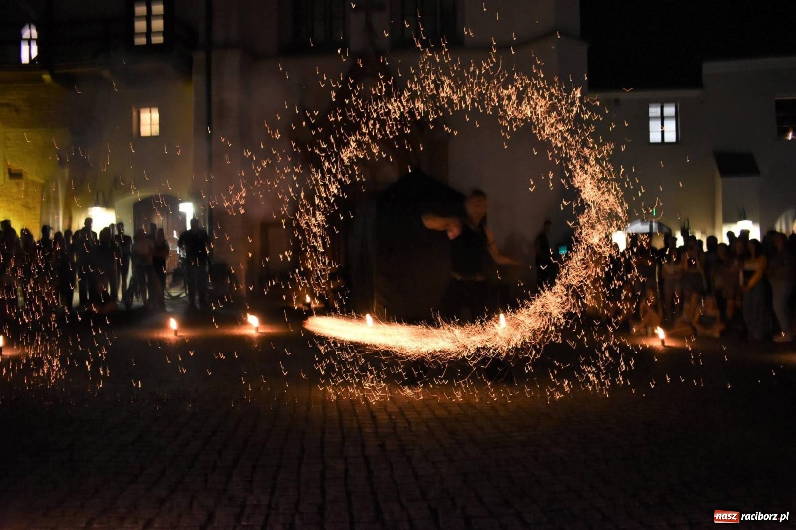 Zdjęcie w galerii na portalu naszraciborz.pl: B.R.O zapełnił nocą zamkowy dziedziniec [FOTO i WIDEO] wiadomości z regionu