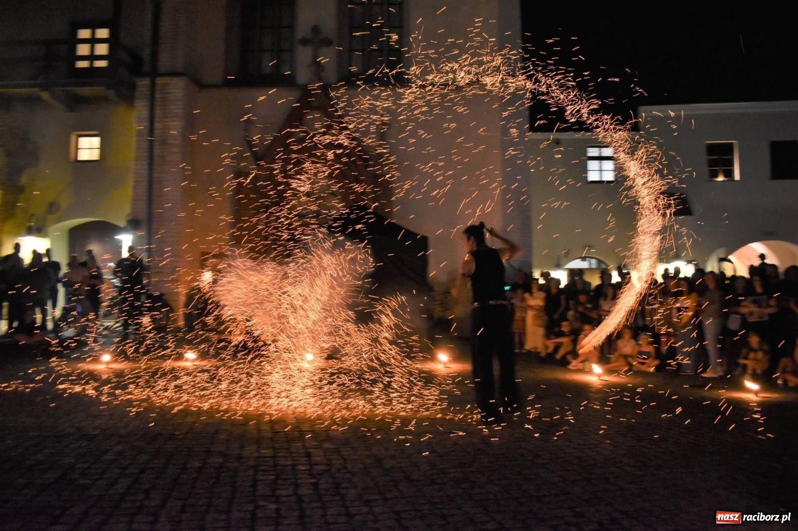 Zdjęcie w galerii na portalu naszraciborz.pl: B.R.O zapełnił nocą zamkowy dziedziniec [FOTO i WIDEO] wiadomości z regionu