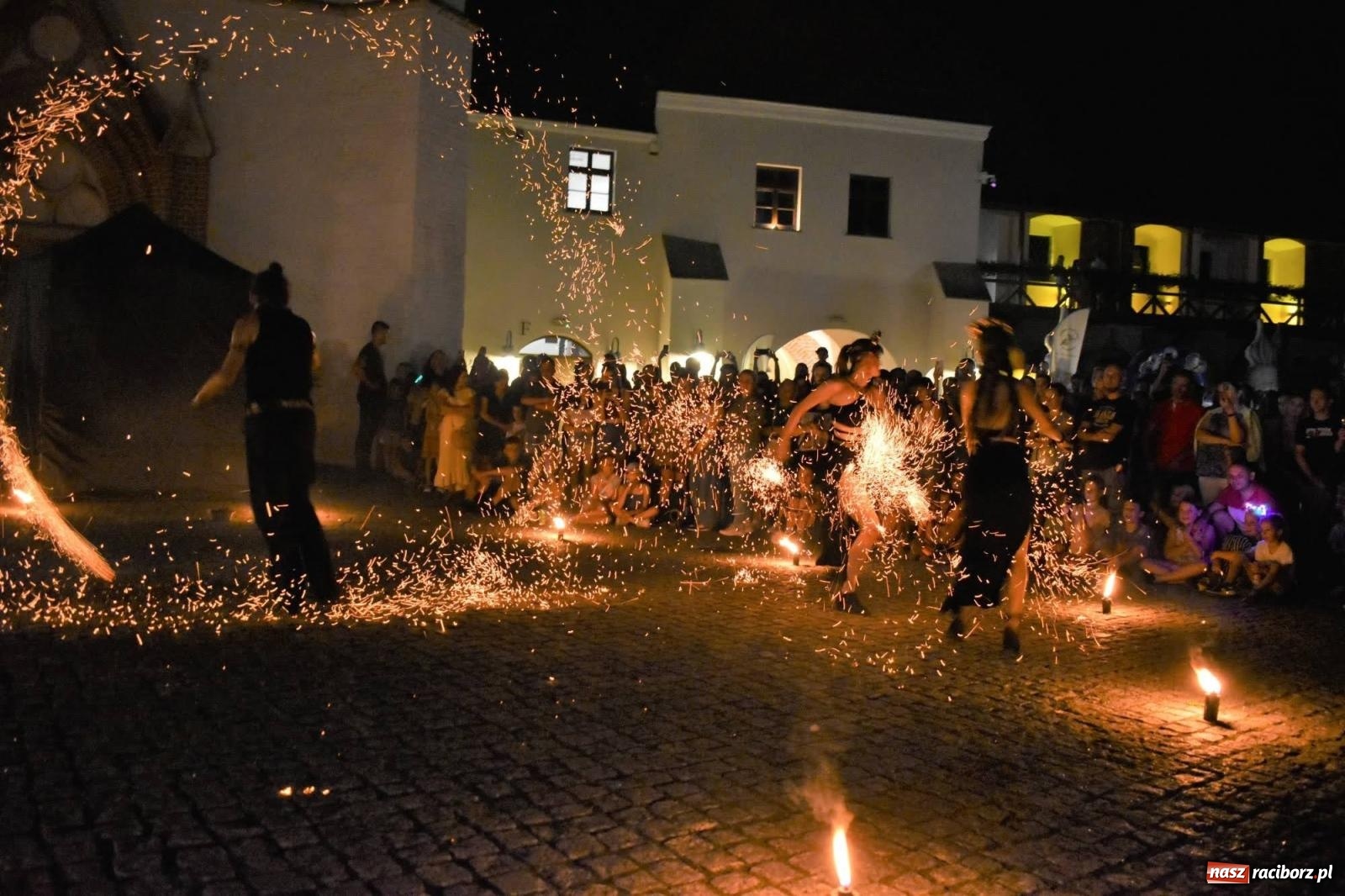 Zdjęcie w galerii na portalu naszraciborz.pl: B.R.O zapełnił nocą zamkowy dziedziniec [FOTO i WIDEO] wiadomości z regionu